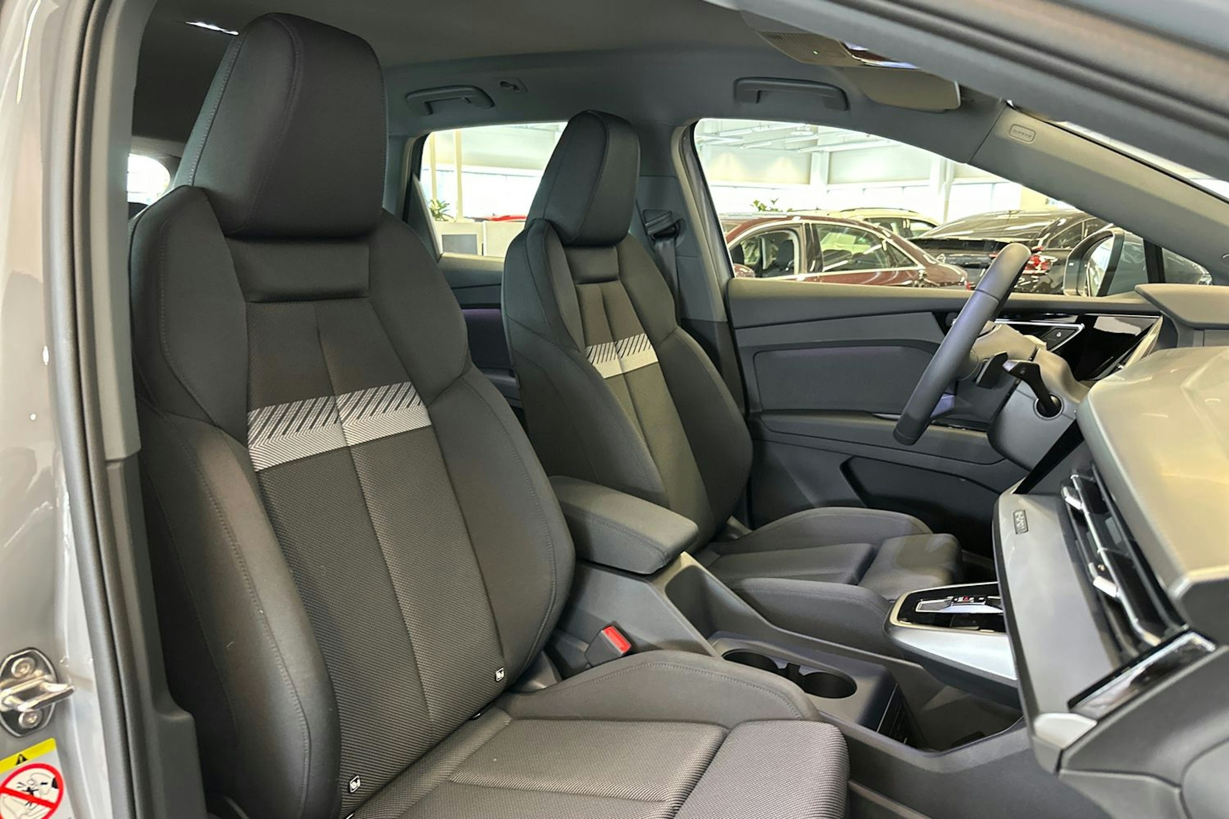 peble stone harmaa Audi Q4 e-tron 2025 kuva 13.