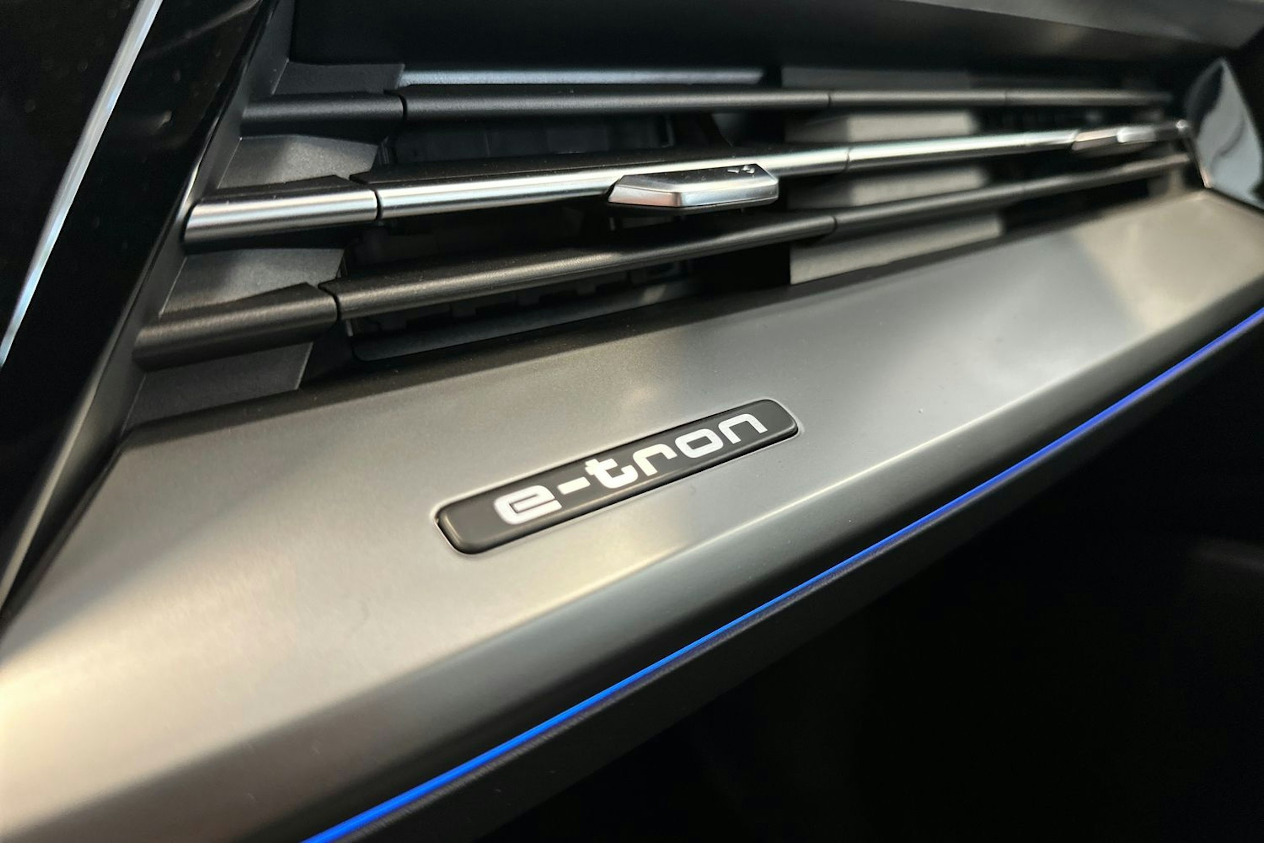 peble stone harmaa Audi Q4 e-tron 2025 kuva 20.