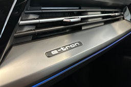 peble stone harmaa Audi Q4 e-tron 2025 kuva 20.