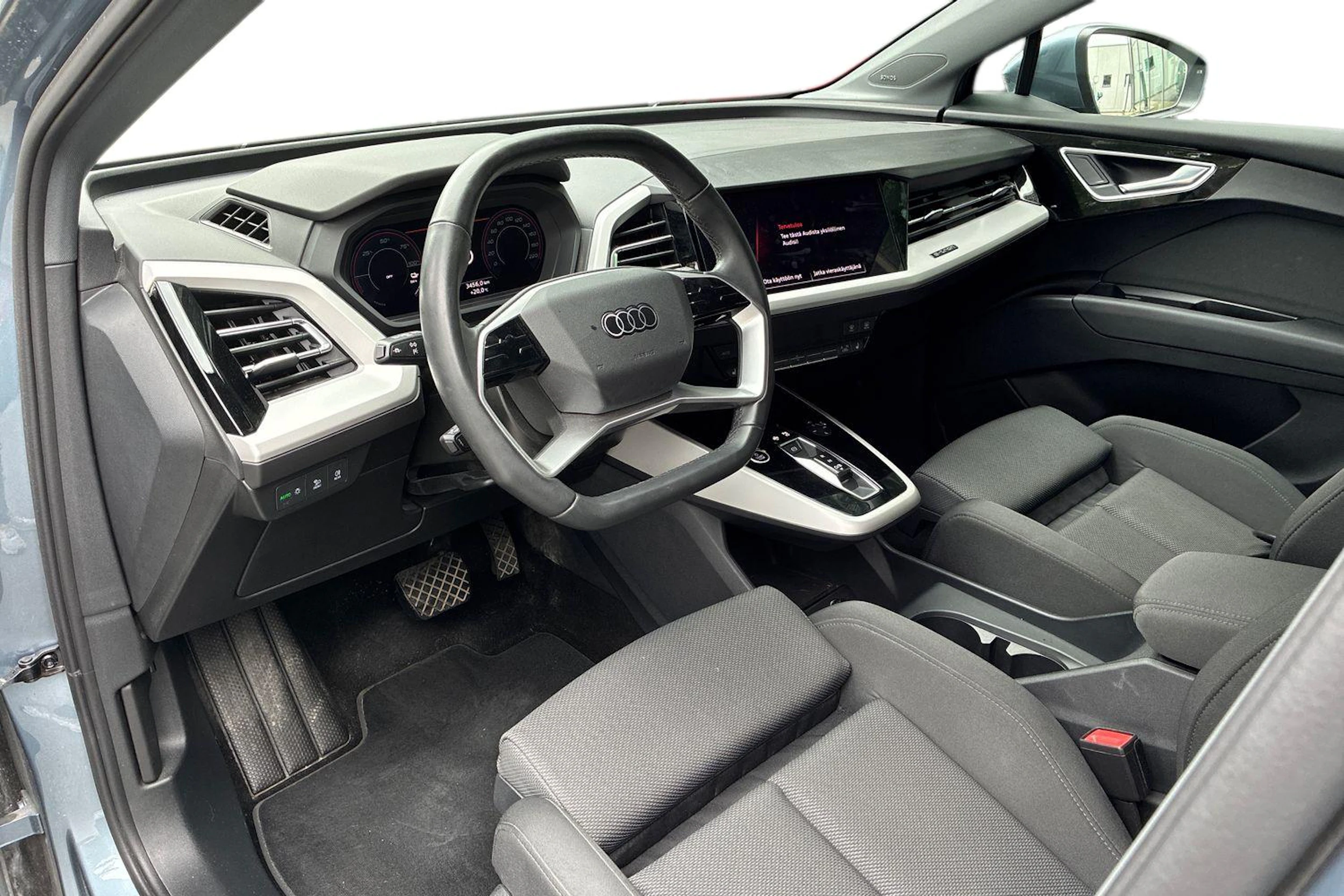 sininen Audi Q4 e-tron 2025 kuva 3.