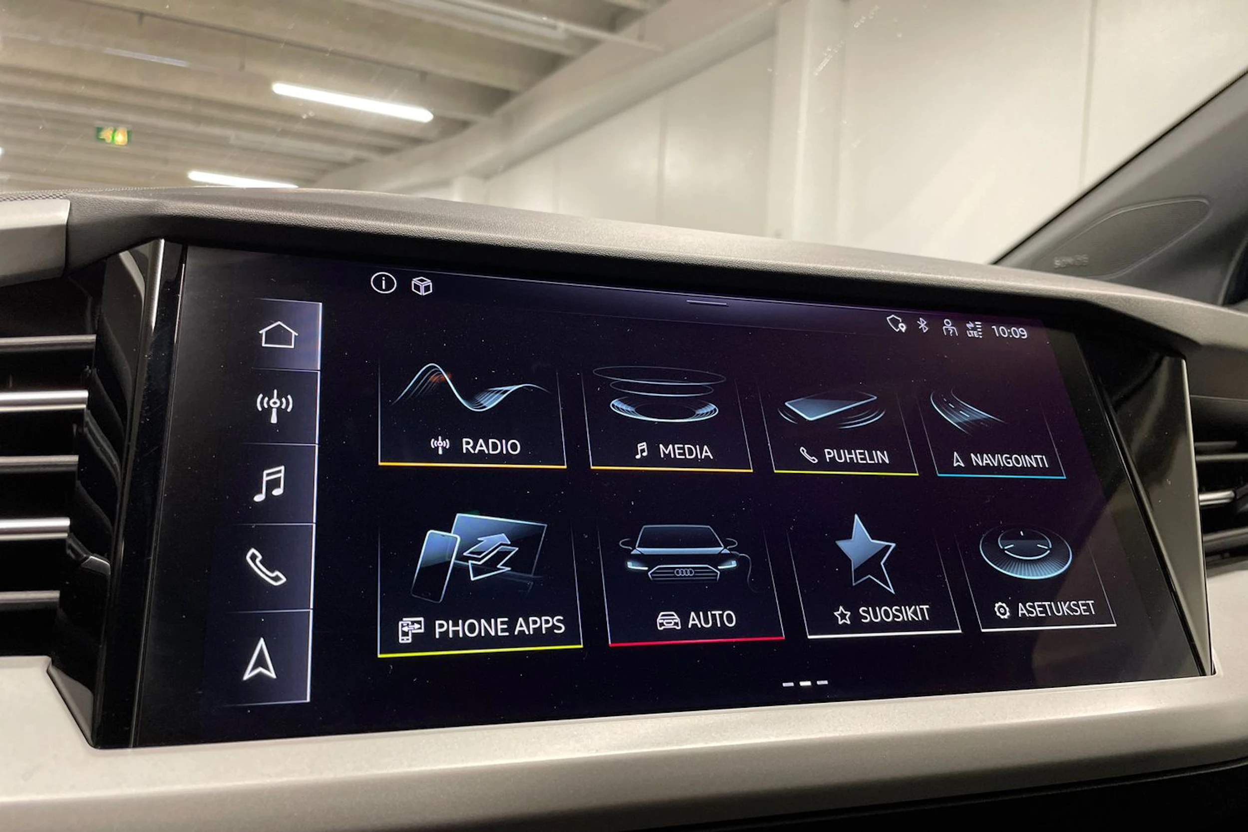 sininen Audi Q4 e-tron 2025 kuva 14.