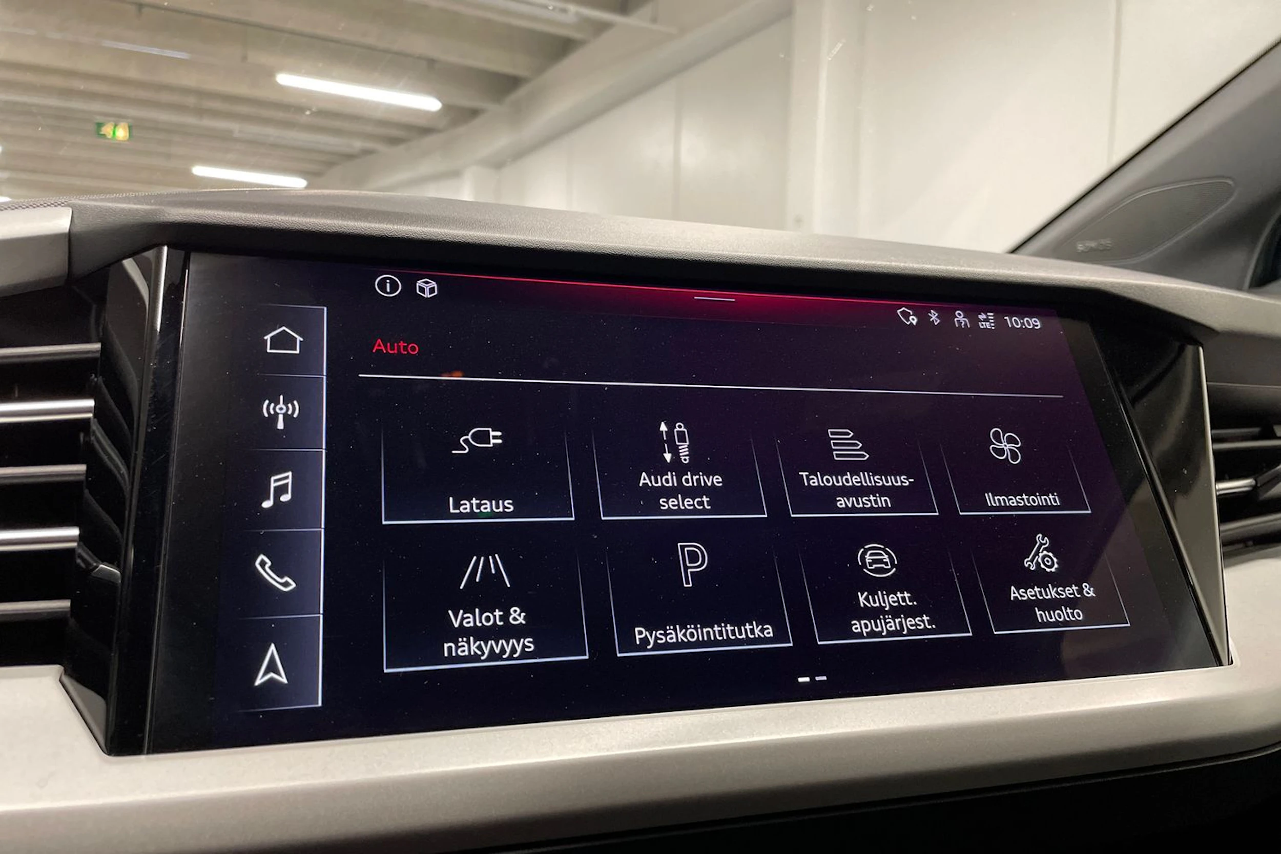 sininen Audi Q4 e-tron 2025 kuva 18.