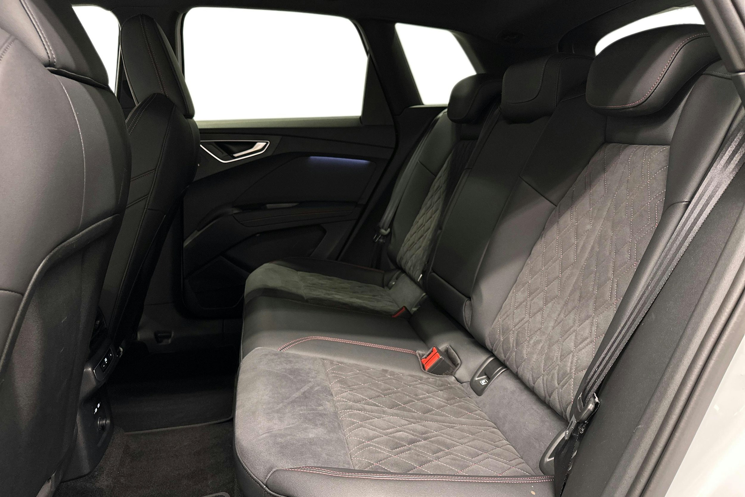 valkoinen Audi Q4 e-tron 2025 kuva 10.