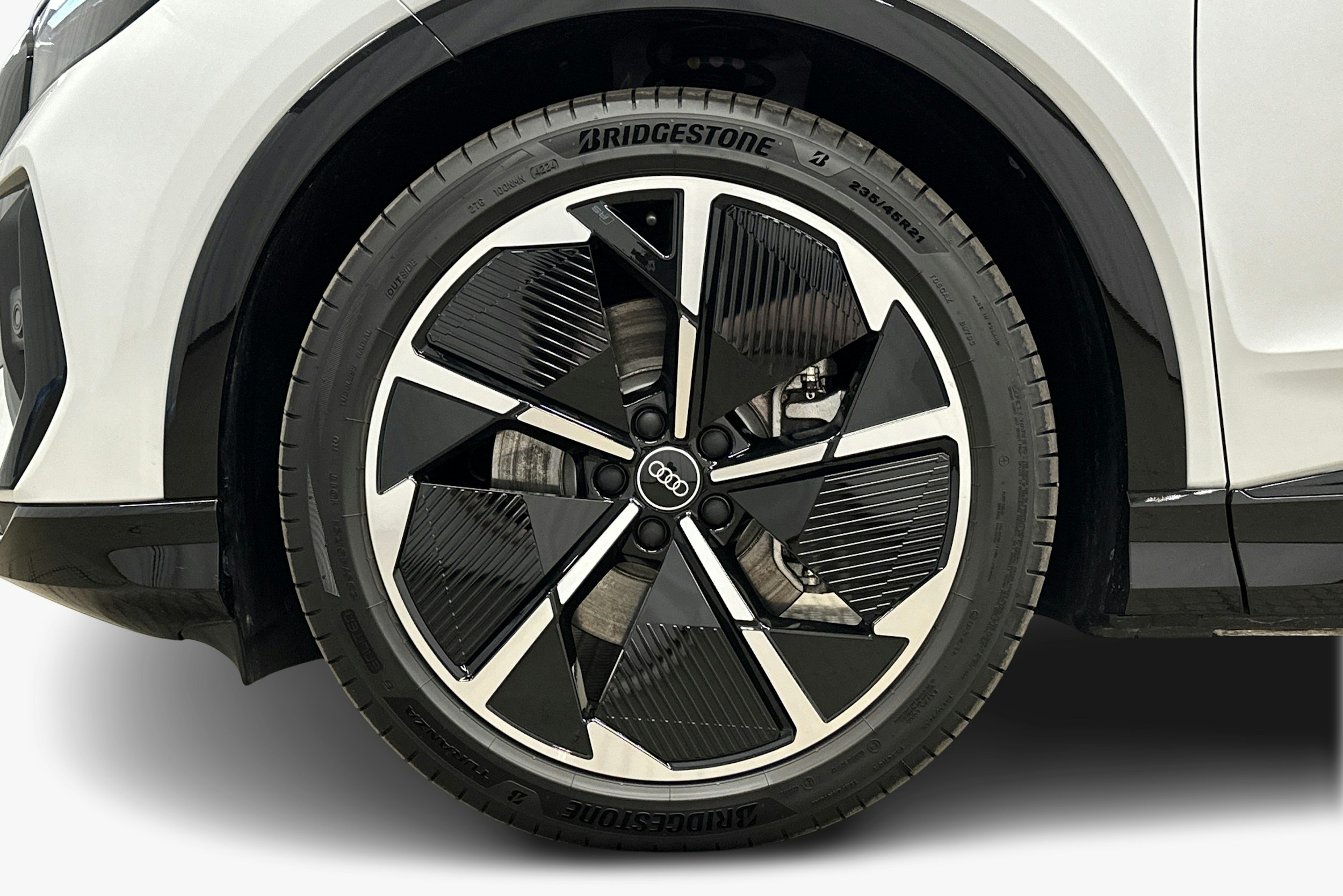 valkoinen Audi Q4 e-tron 2025 kuva 11.