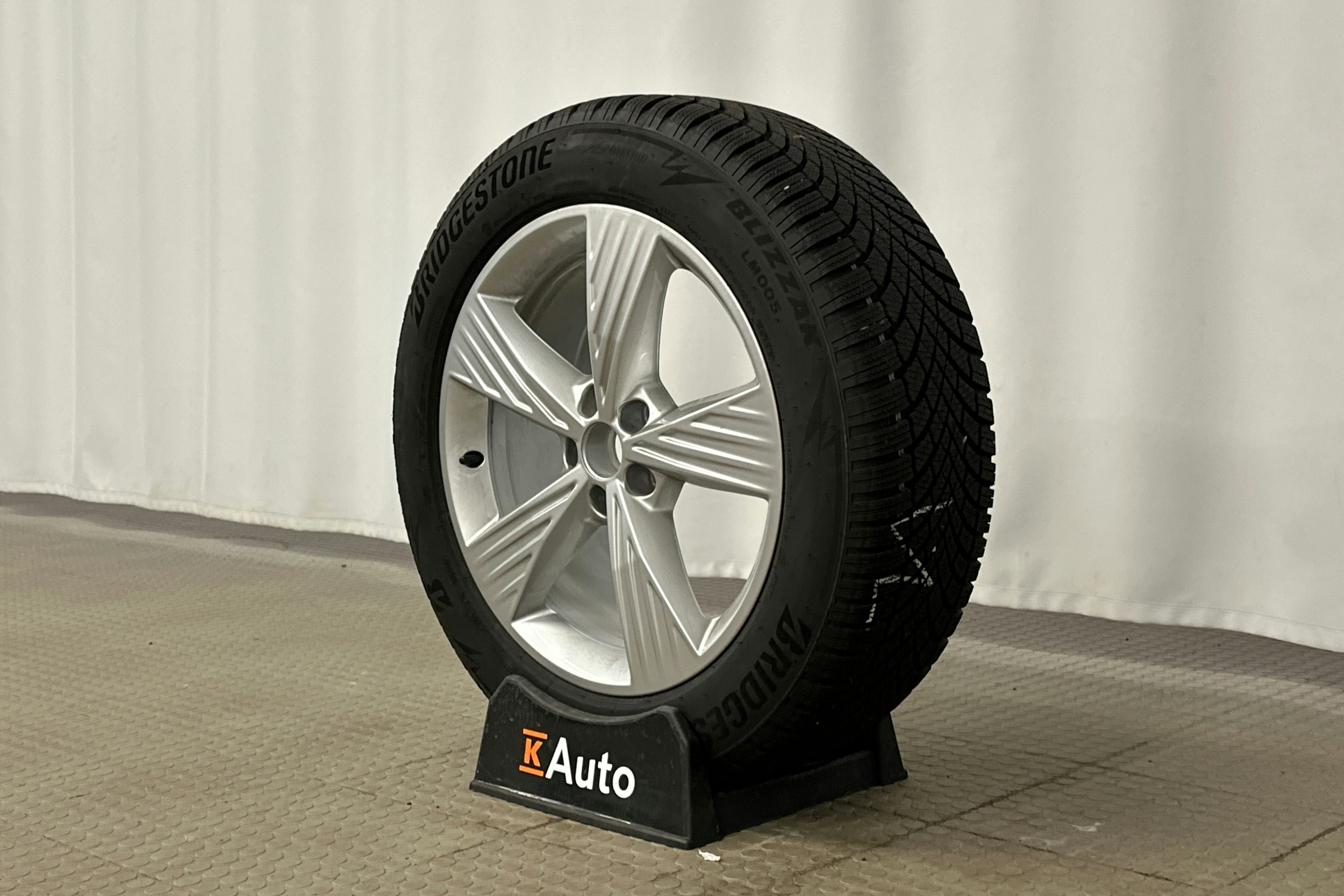 valkoinen Audi Q4 e-tron 2025 kuva 12.