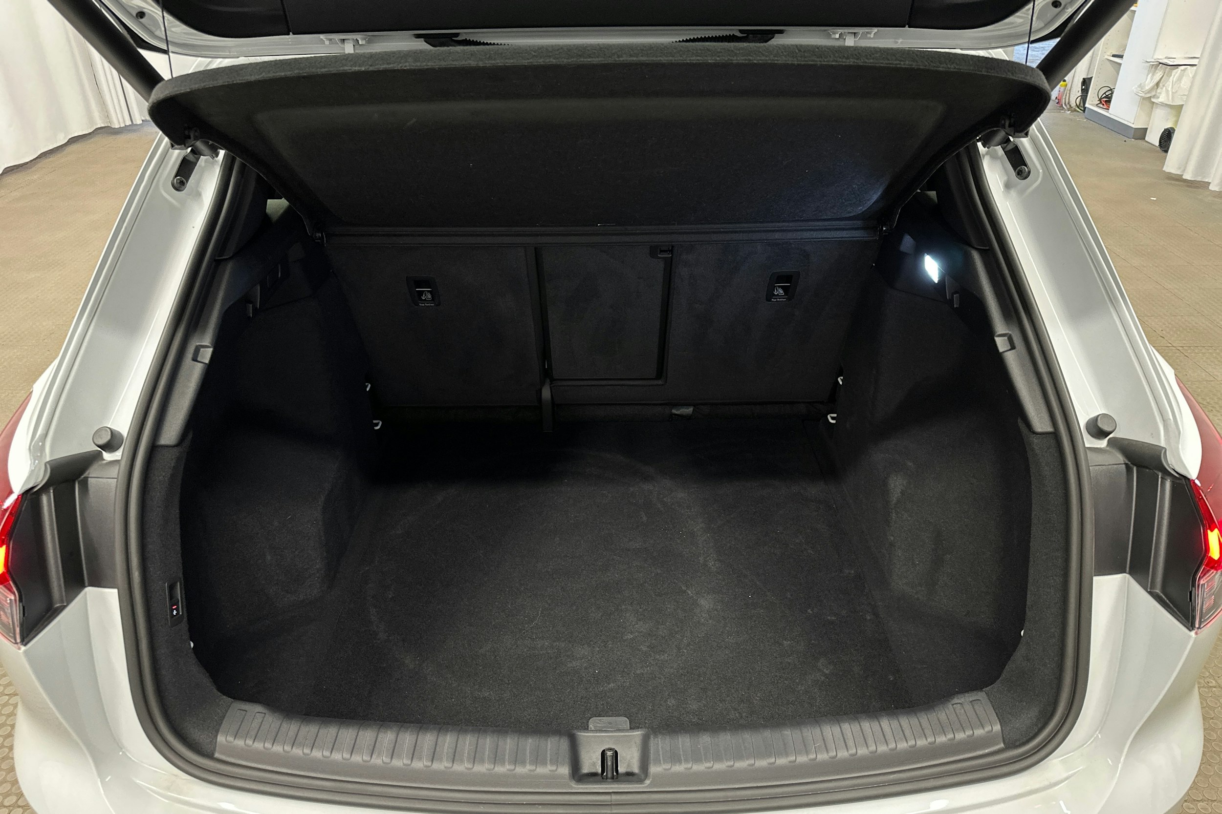 valkoinen Audi Q4 e-tron 2025 kuva 13.