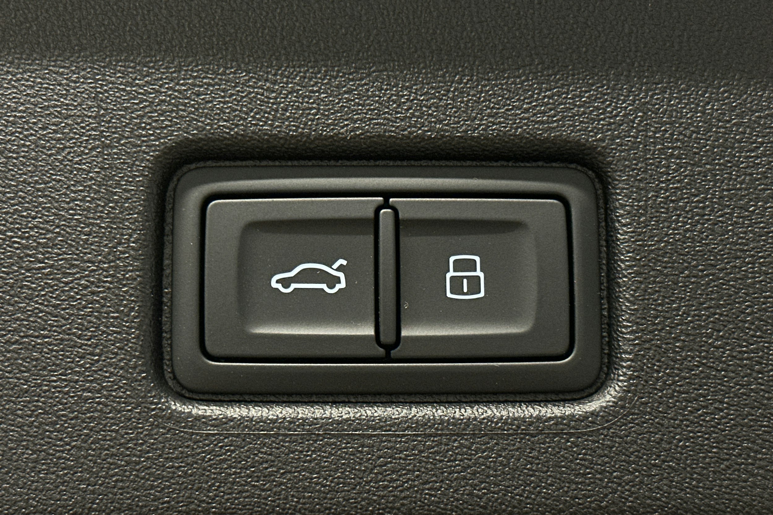 valkoinen Audi Q4 e-tron 2025 kuva 14.