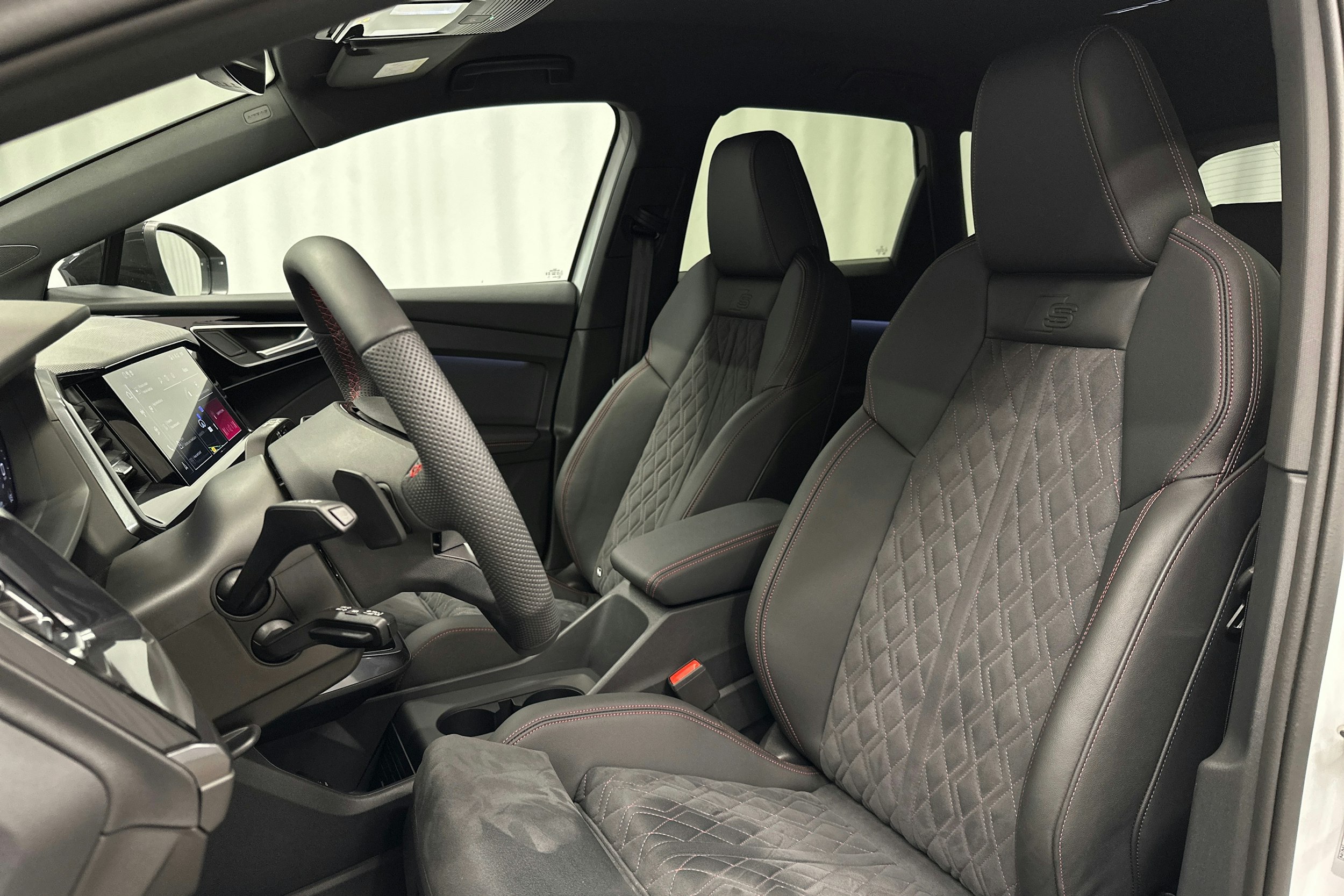 valkoinen Audi Q4 e-tron 2025 kuva 17.