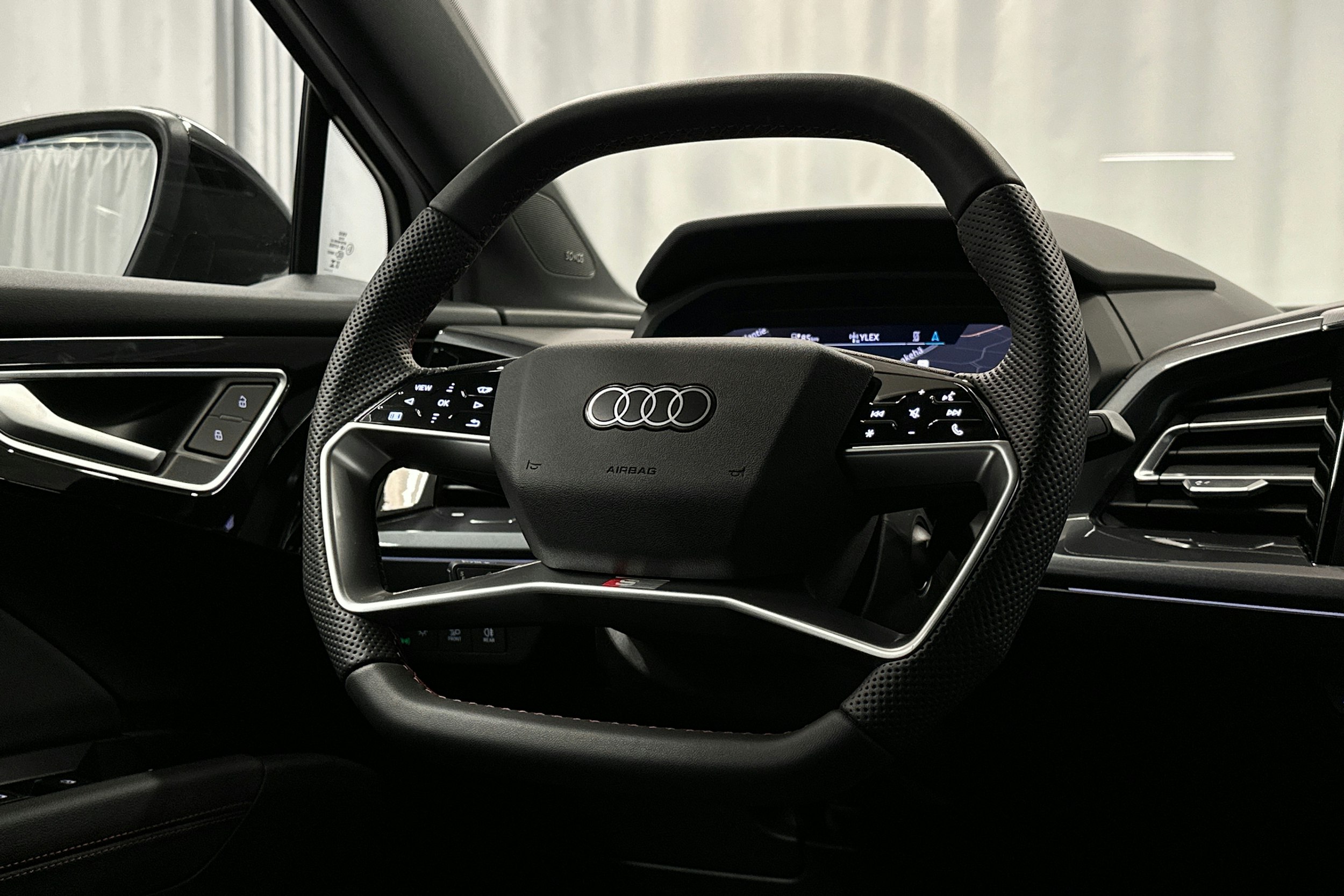 valkoinen Audi Q4 e-tron 2025 kuva 18.