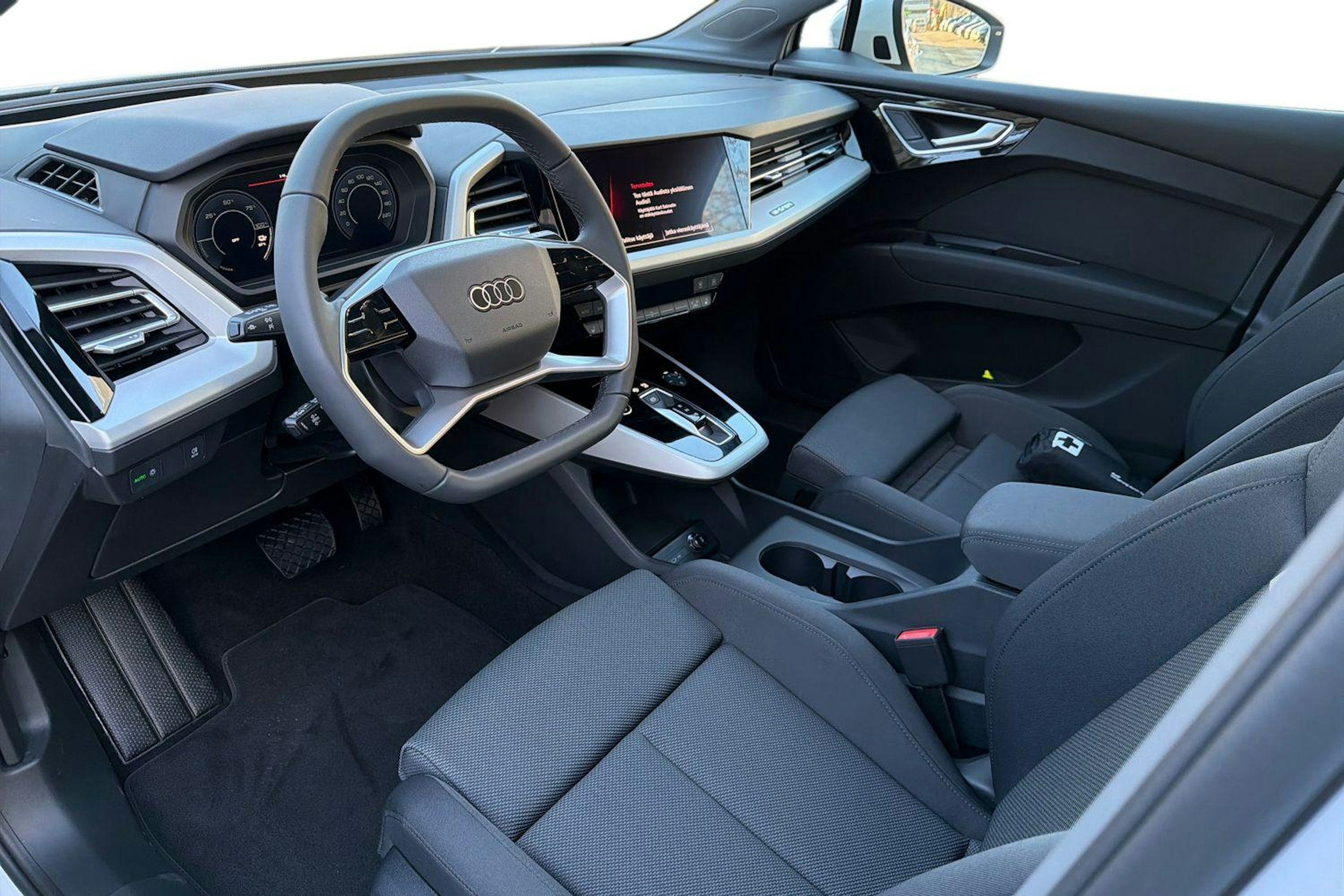 valkoinen Audi Q4 e-tron 2025 kuva 6.
