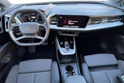 valkoinen Audi Q4 e-tron 2025 kuva 7.