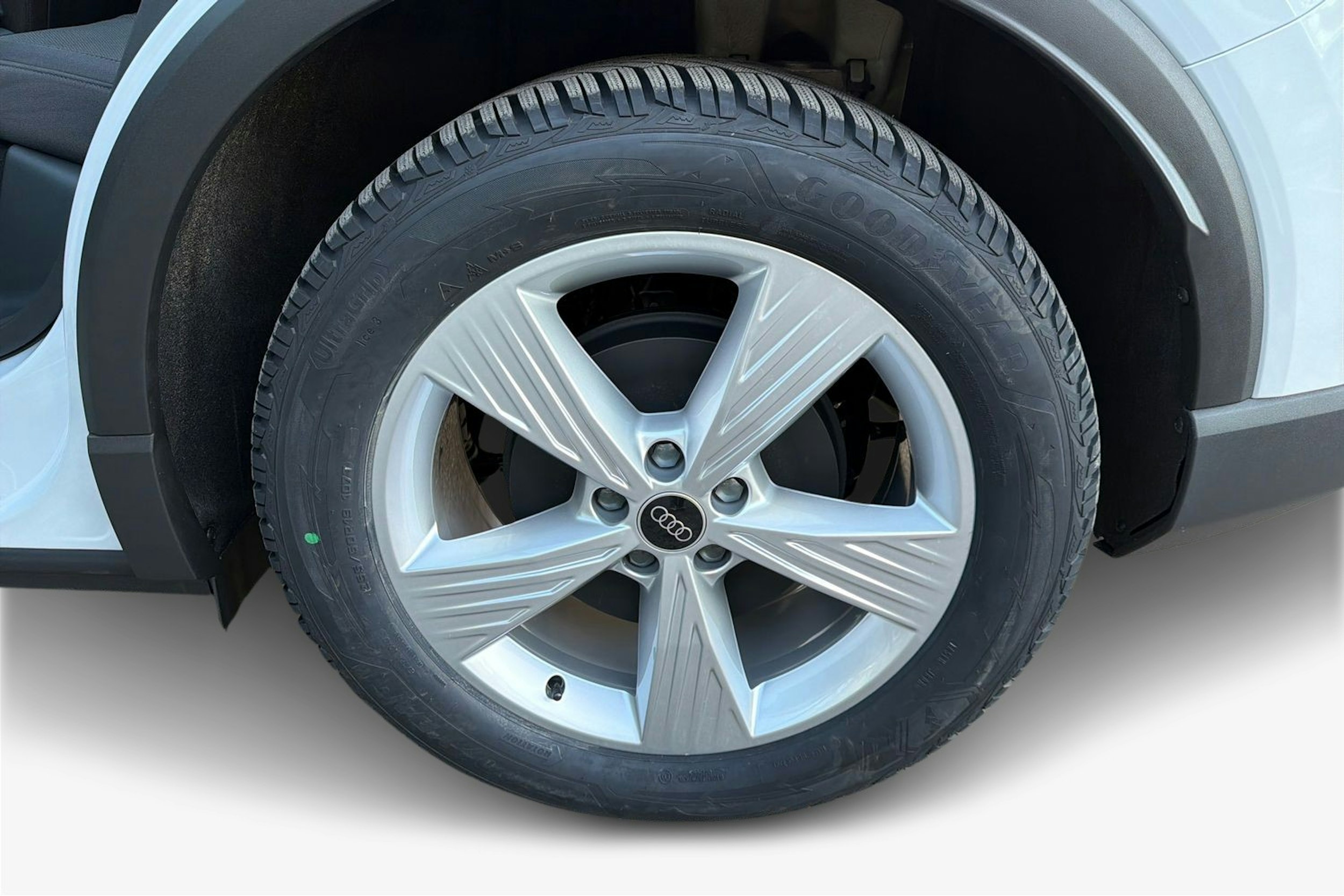 valkoinen Audi Q4 e-tron 2025 kuva 9.