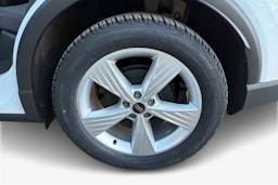 valkoinen Audi Q4 e-tron 2025 kuva 9.