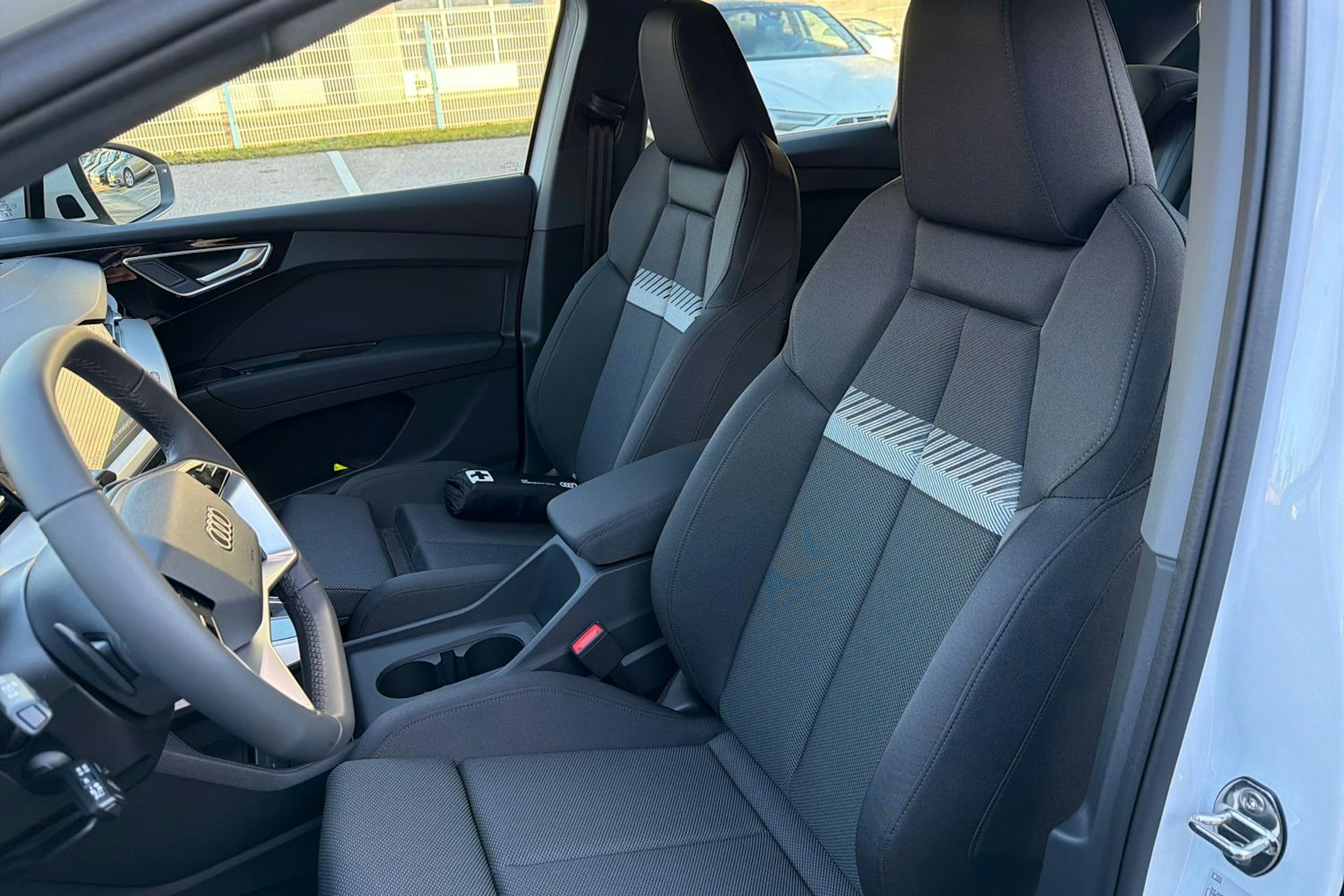 valkoinen Audi Q4 e-tron 2025 kuva 13.