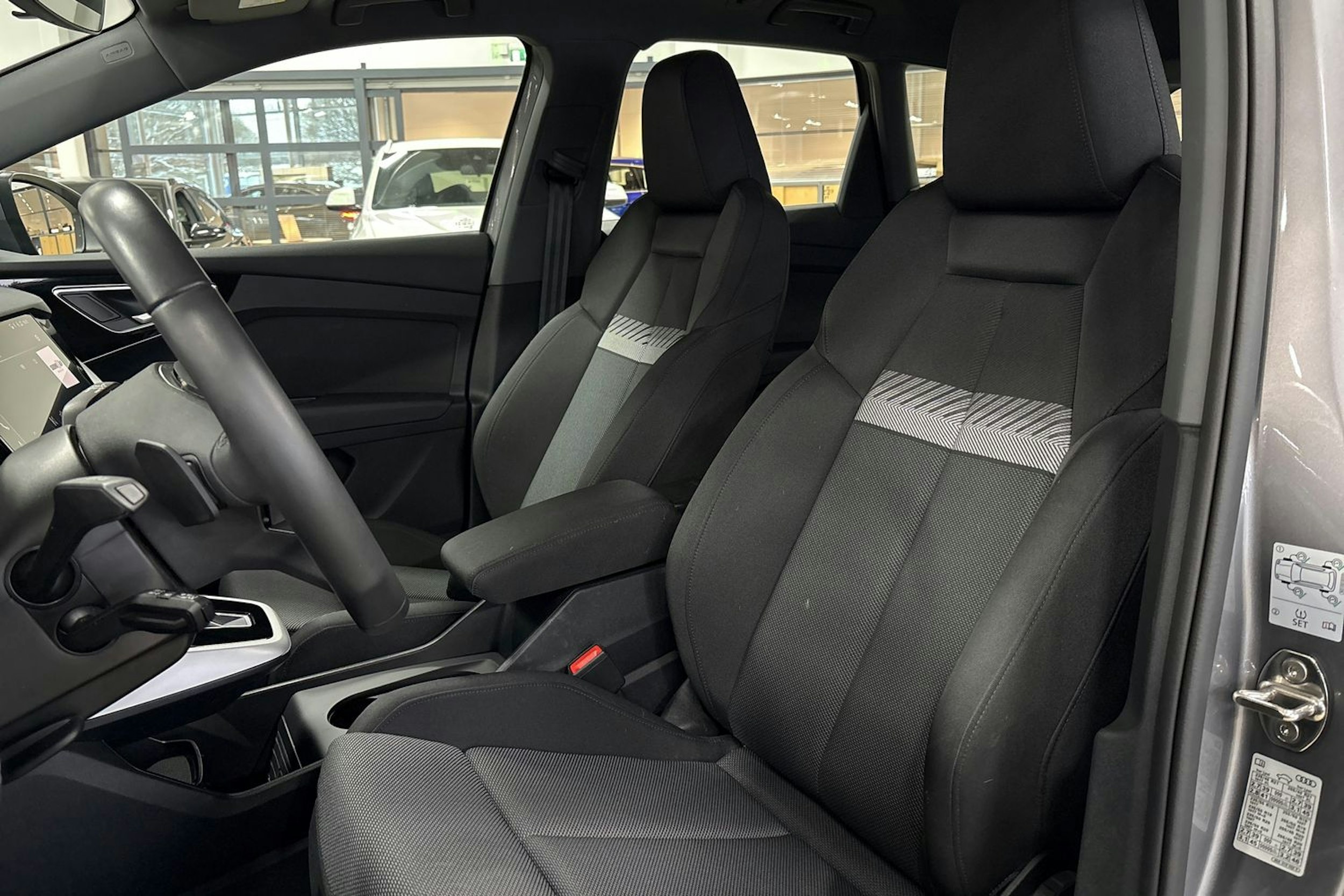 Harmaa Audi Q4 e-tron 2025 kuva 14.