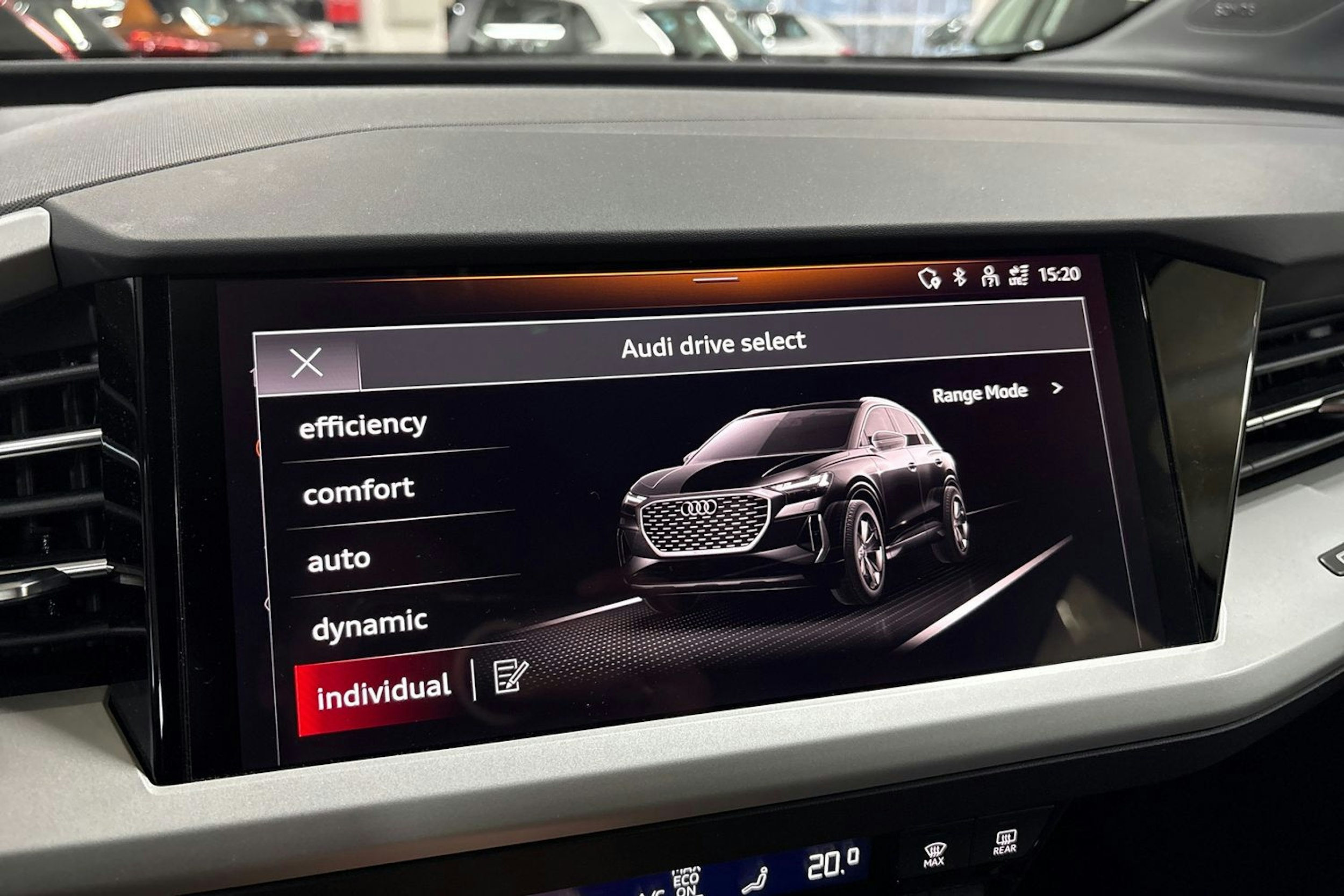 Harmaa Audi Q4 e-tron 2025 kuva 21.