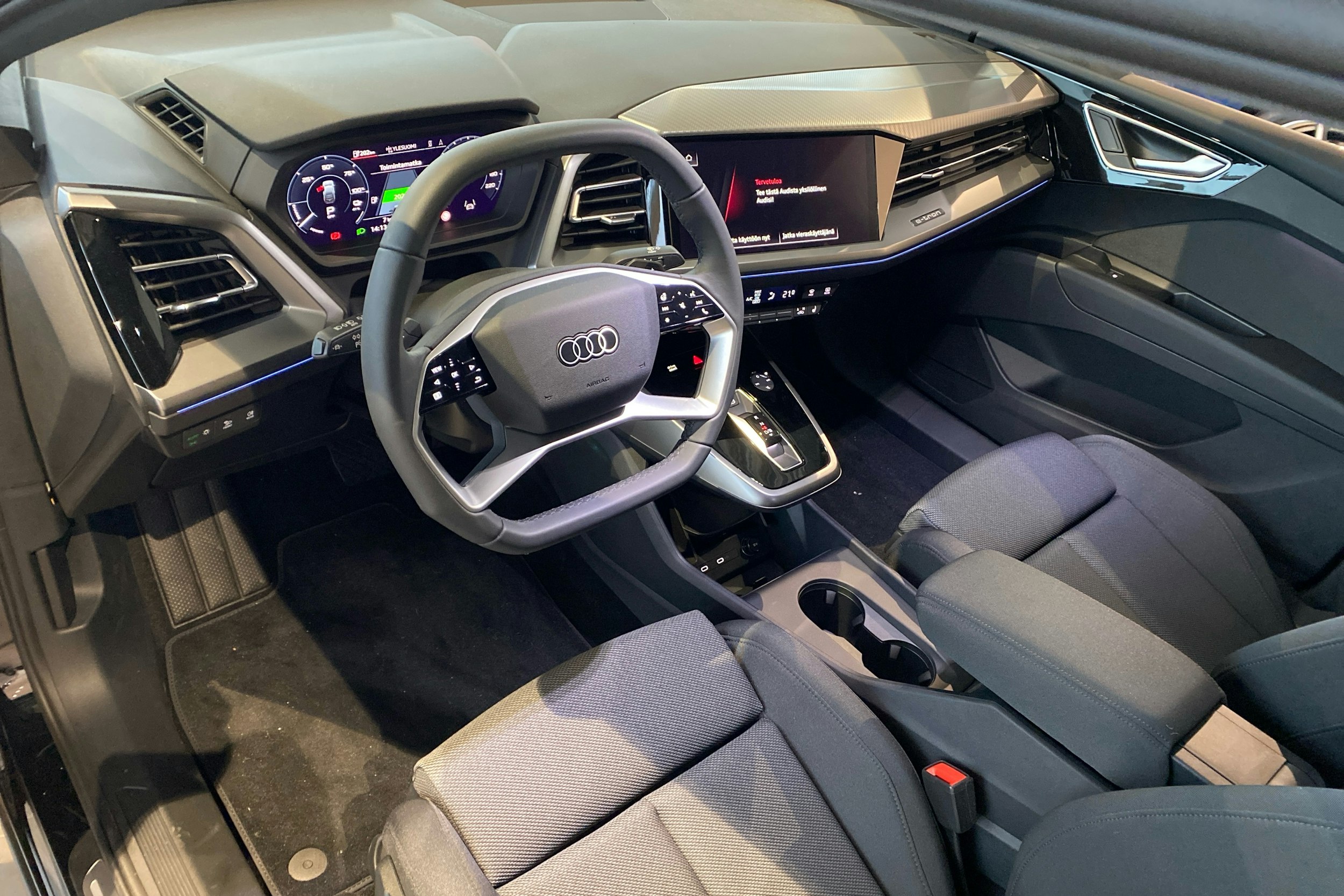 met. musta Audi Q4 e-tron 2025 kuva 6.