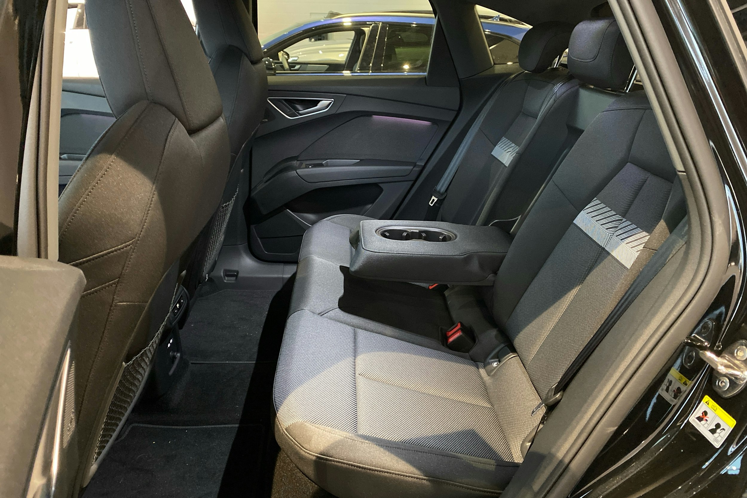 met. musta Audi Q4 e-tron 2025 kuva 8.