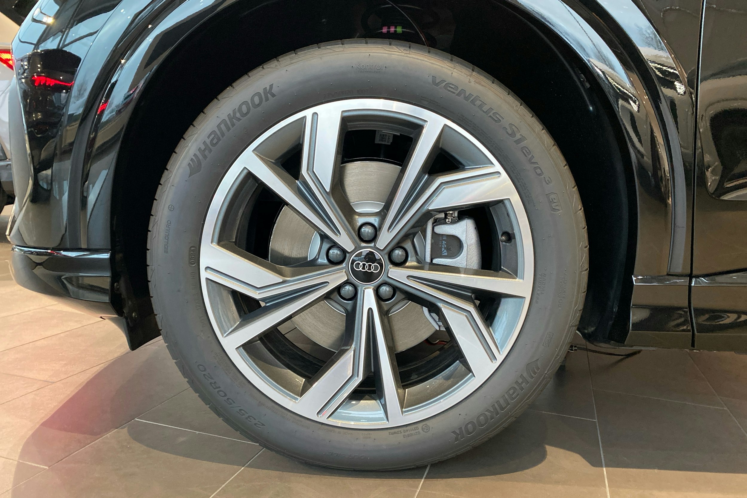 met. musta Audi Q4 e-tron 2025 kuva 9.