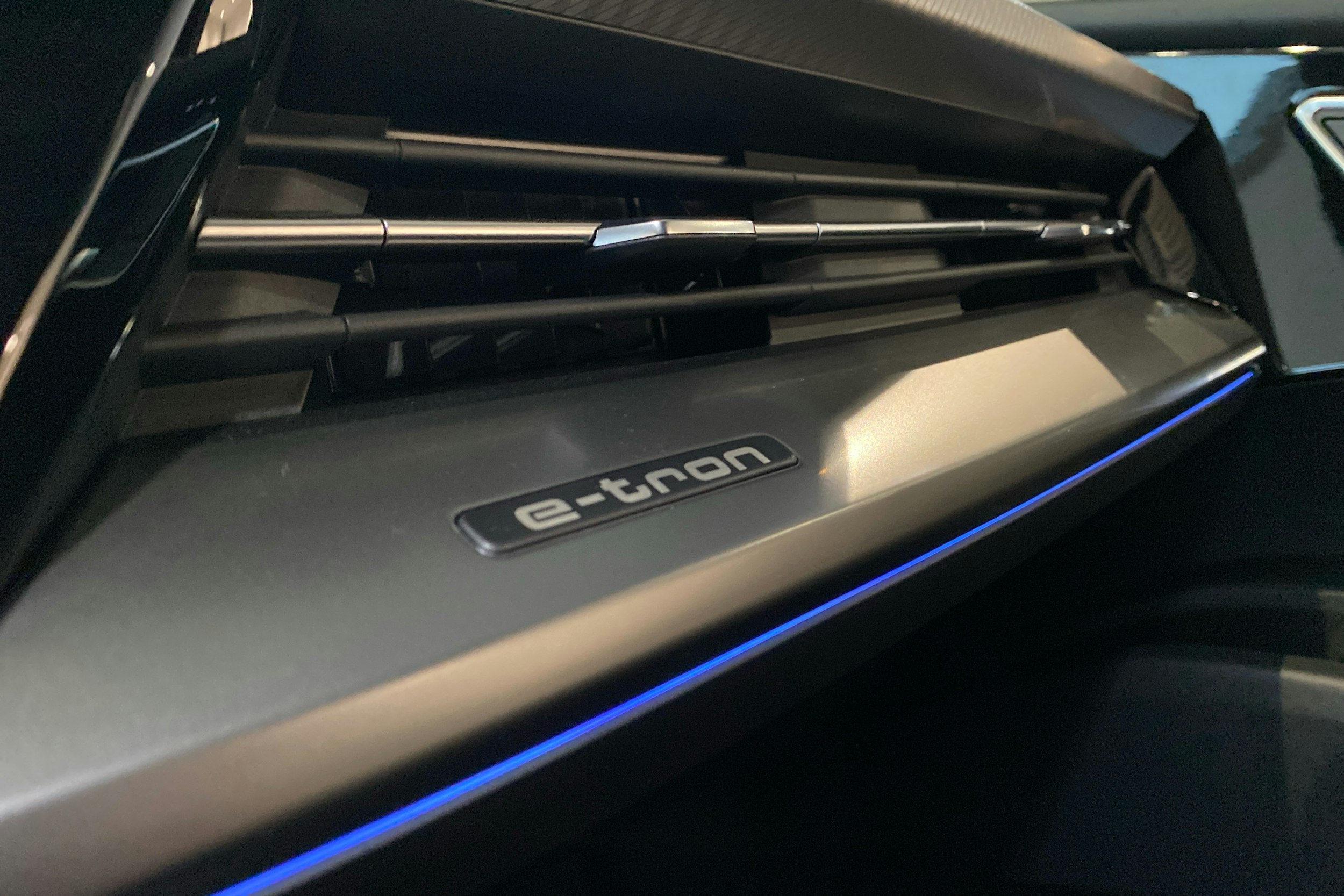 met. musta Audi Q4 e-tron 2025 kuva 13.