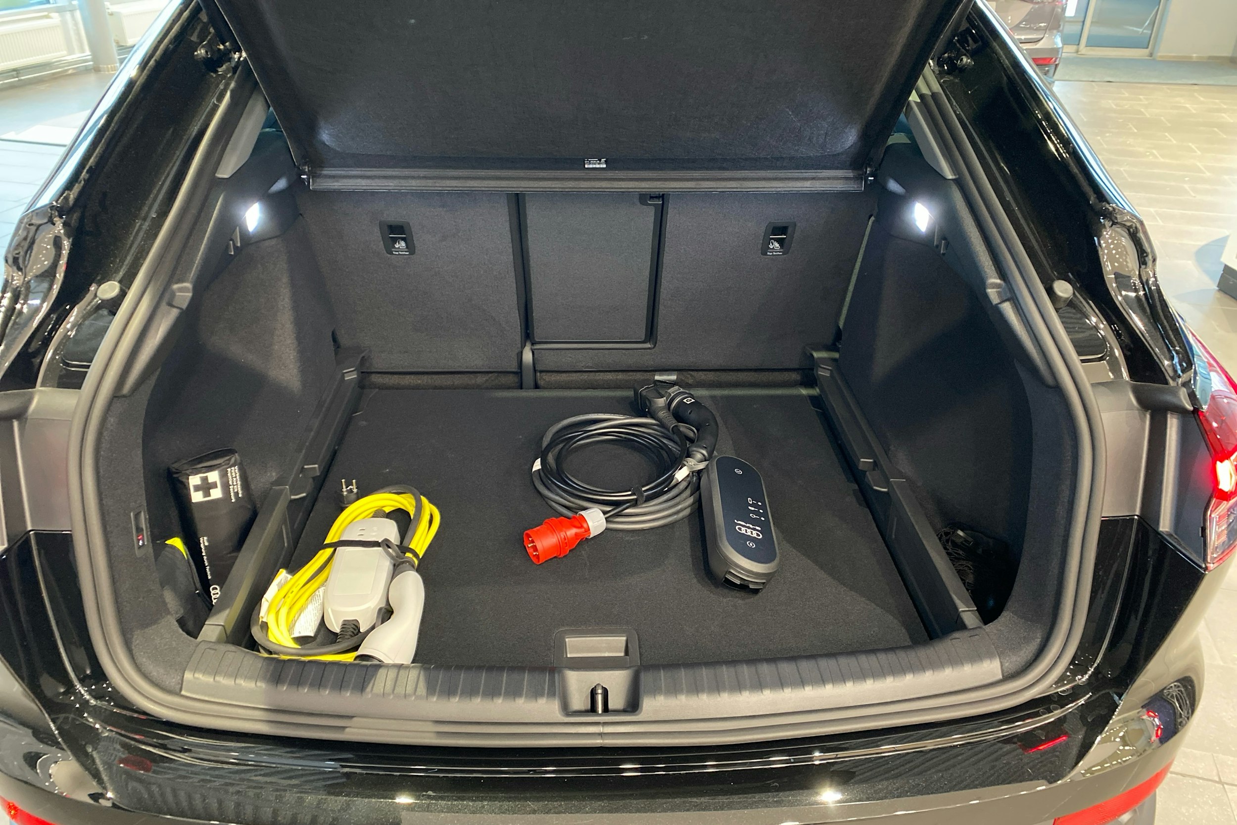 met. musta Audi Q4 e-tron 2025 kuva 14.