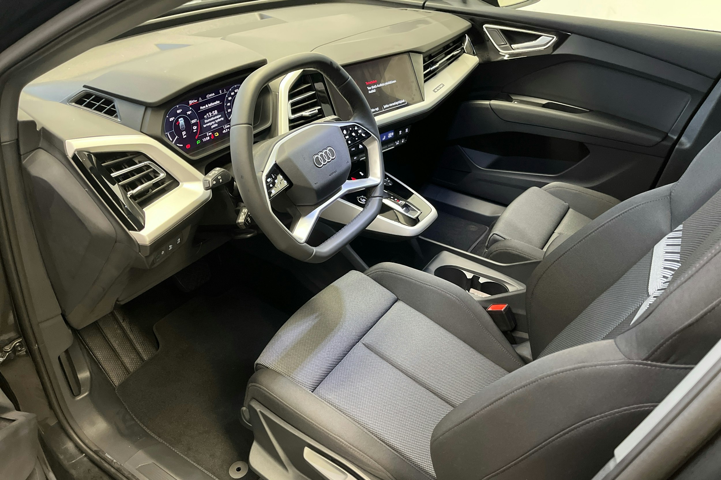 musta Audi Q4 e-tron 2025 kuva 6.