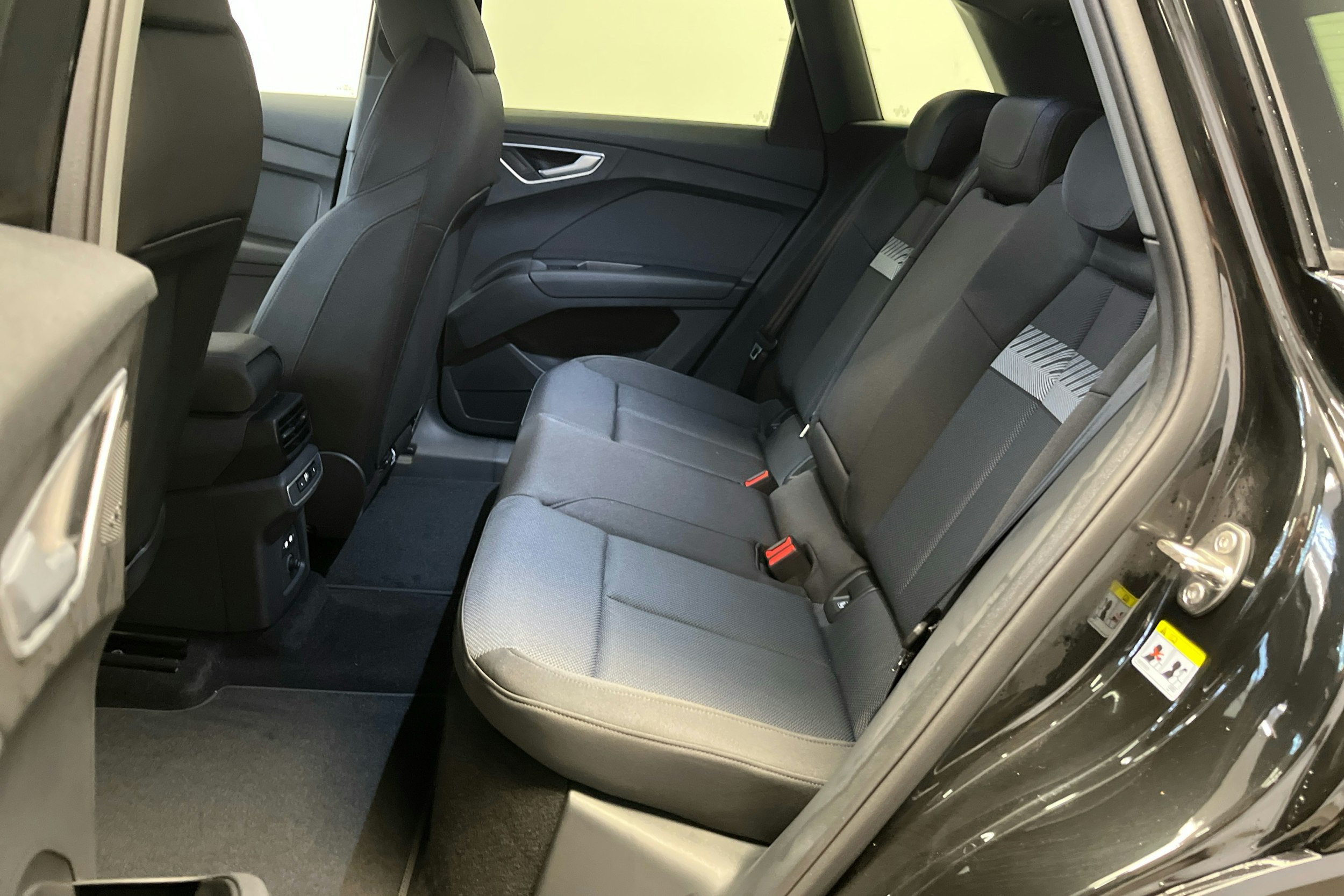 musta Audi Q4 e-tron 2025 kuva 8.