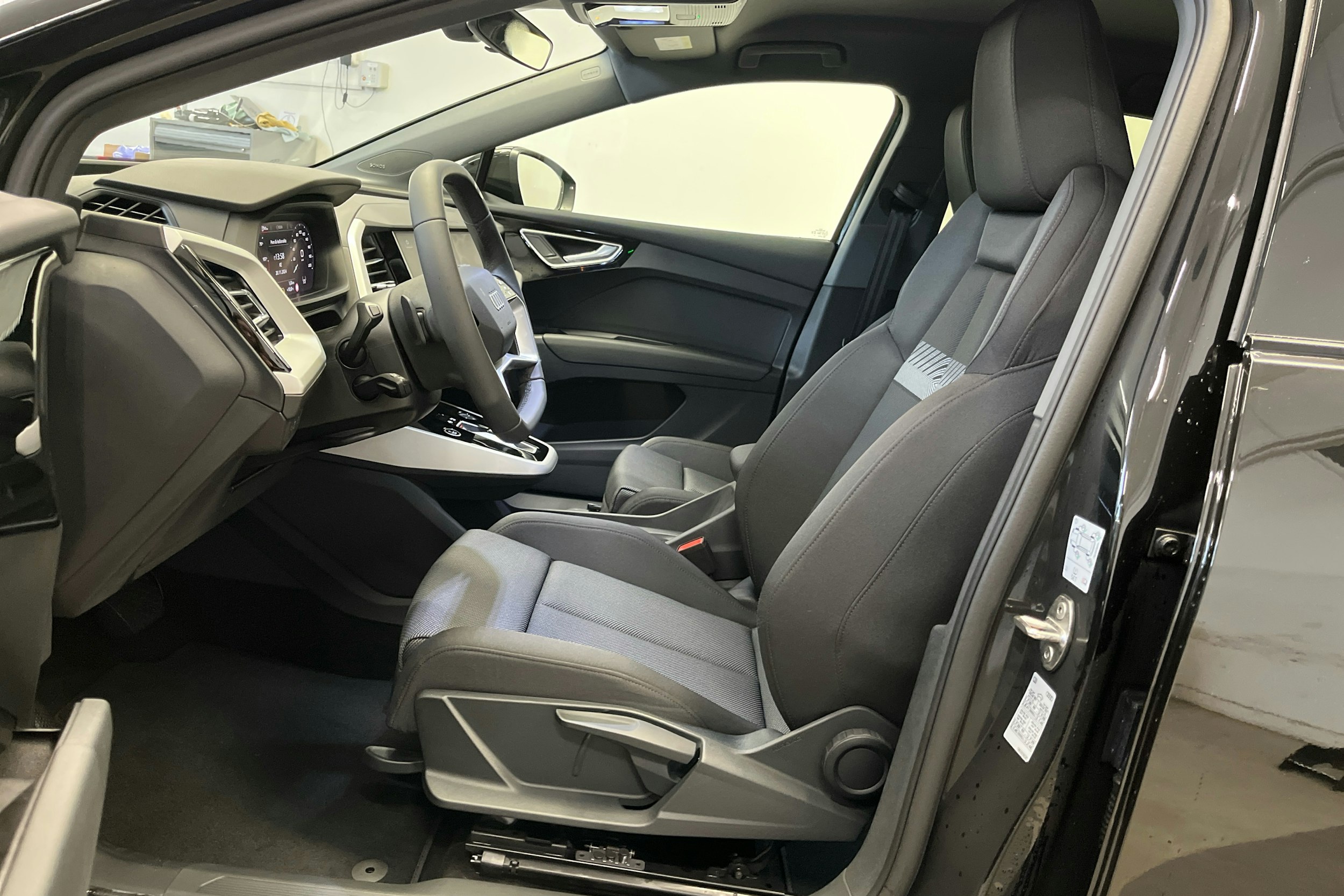 musta Audi Q4 e-tron 2025 kuva 11.
