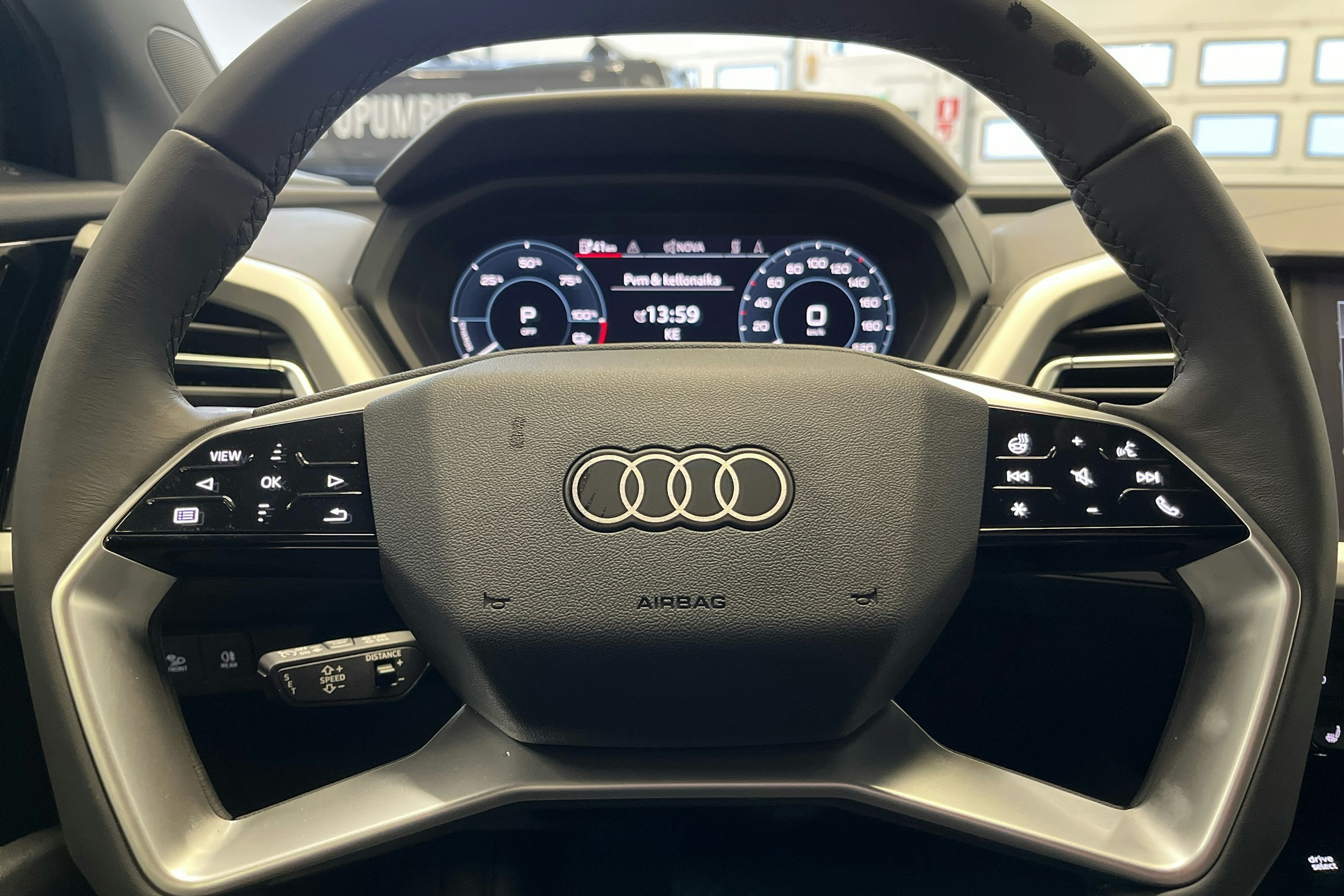 musta Audi Q4 e-tron 2025 kuva 13.