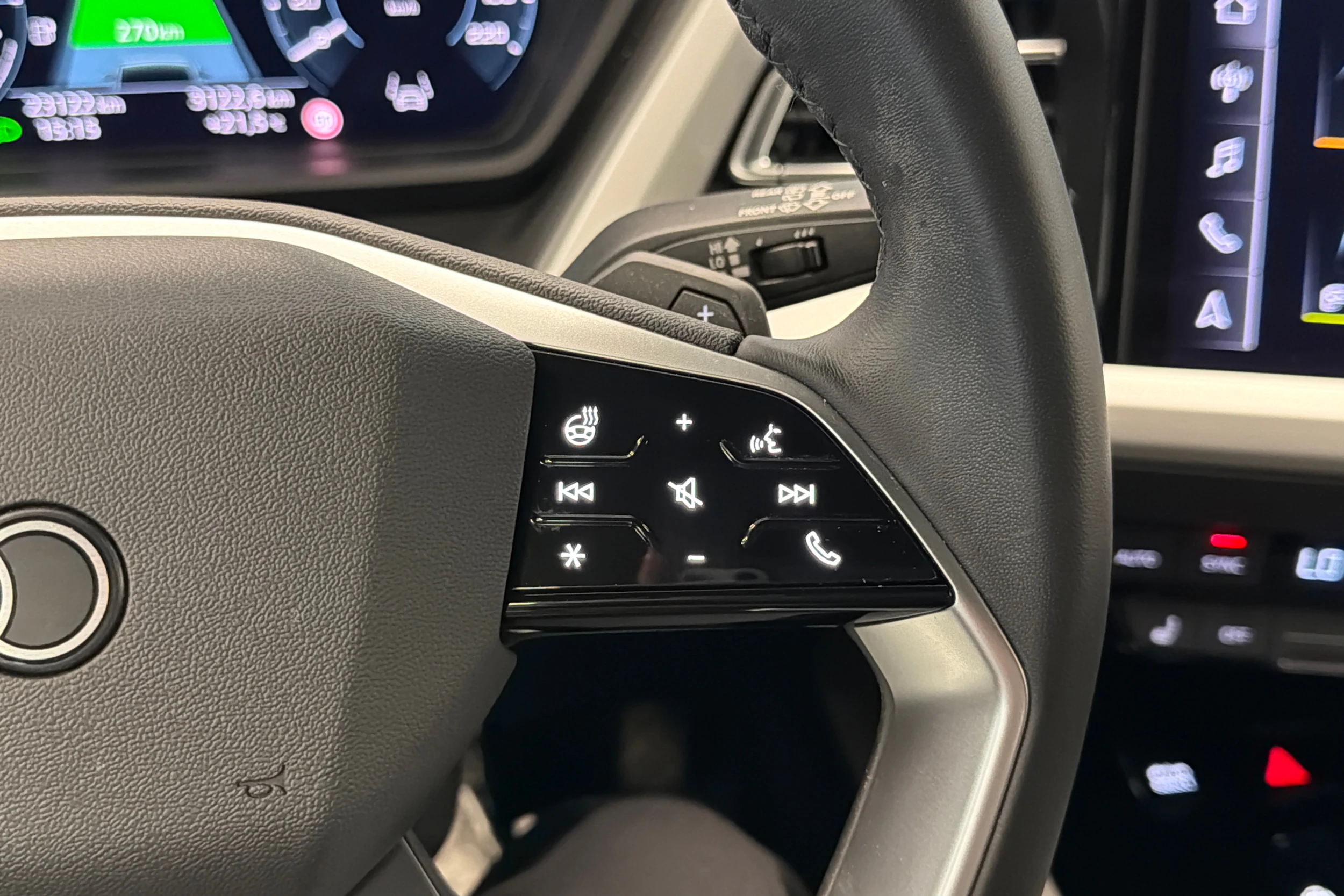 musta Audi Q4 e-tron 2025 kuva 23.