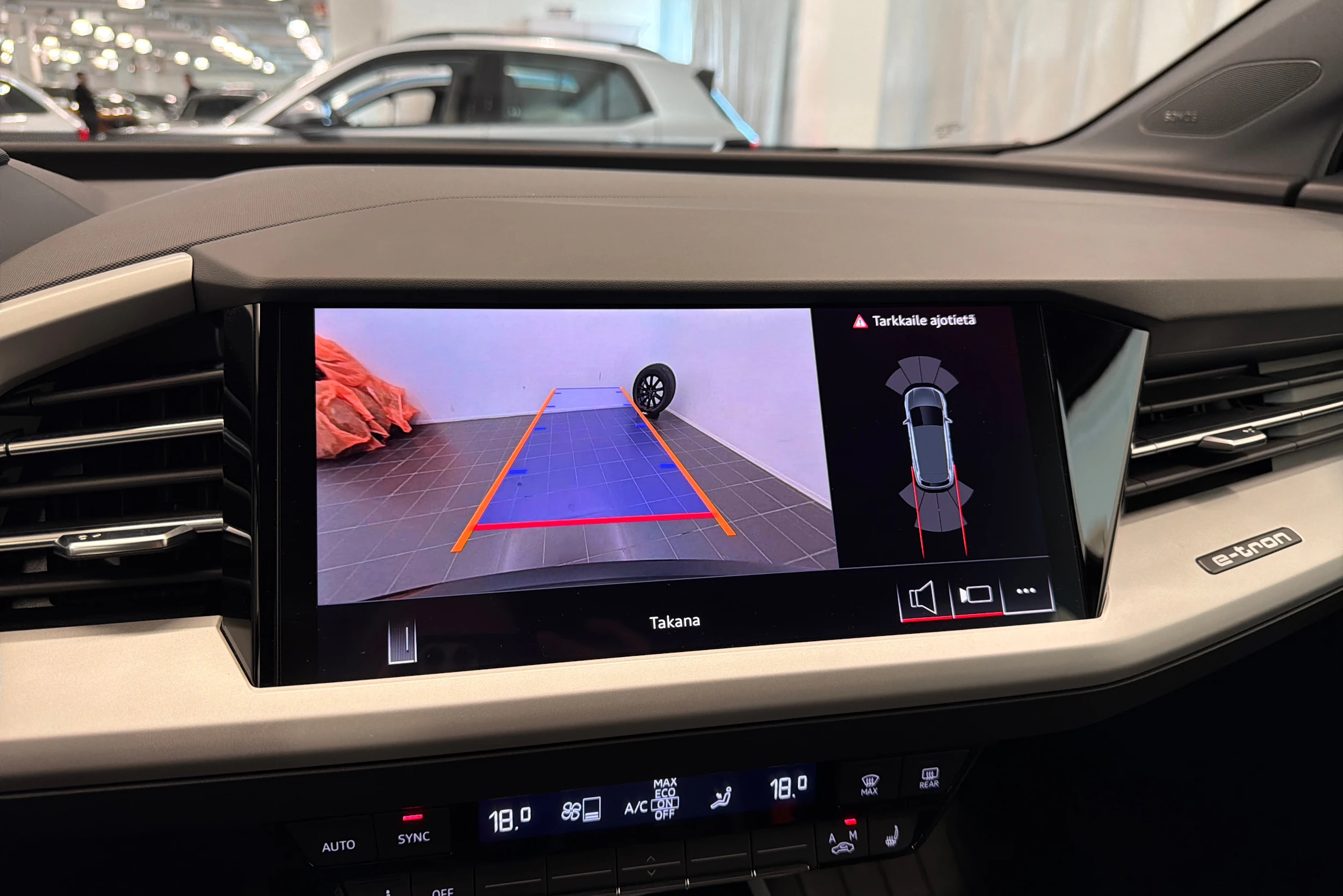 musta Audi Q4 e-tron 2025 kuva 38.
