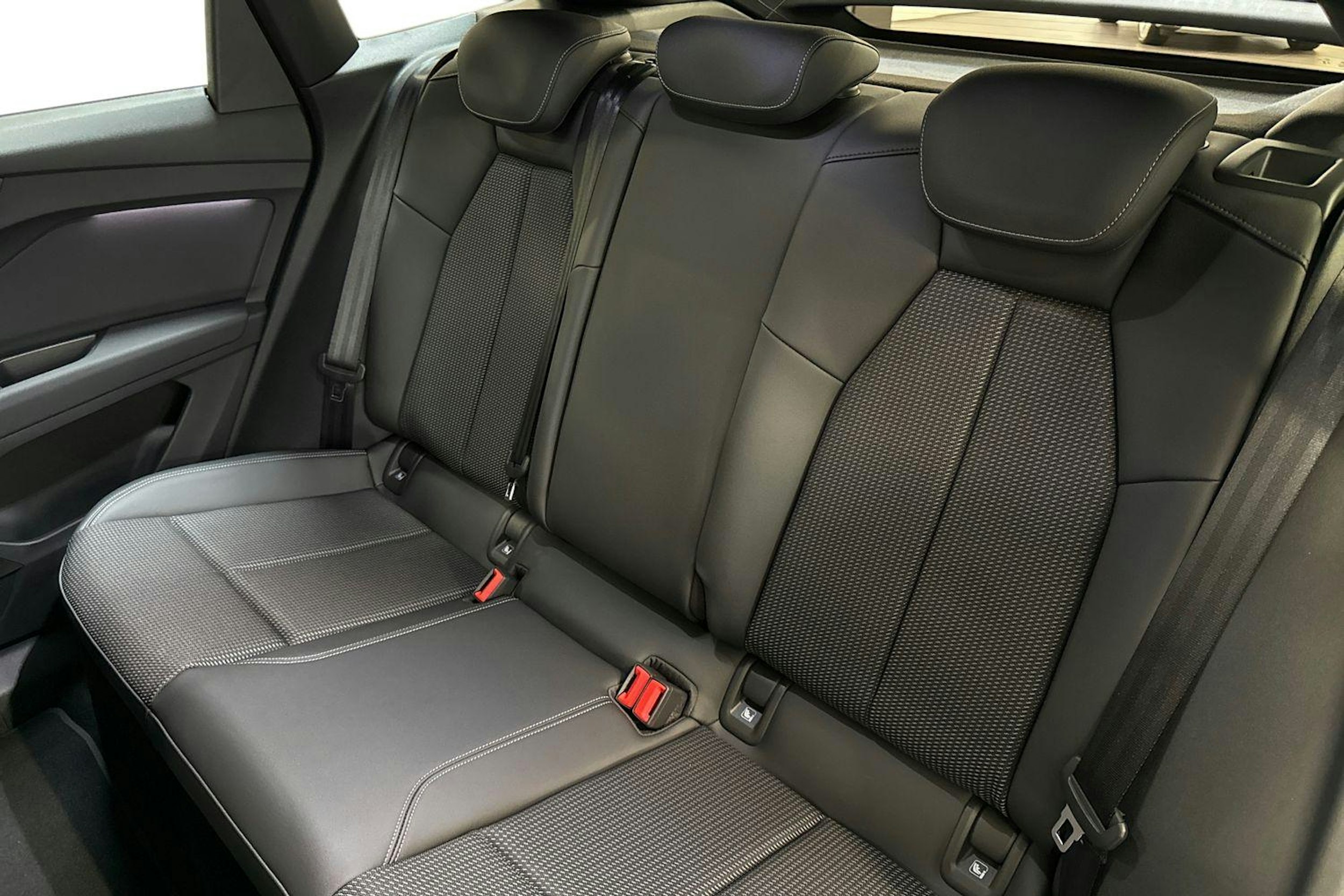 harmaa Audi Q4 e-tron 2025 kuva 8.