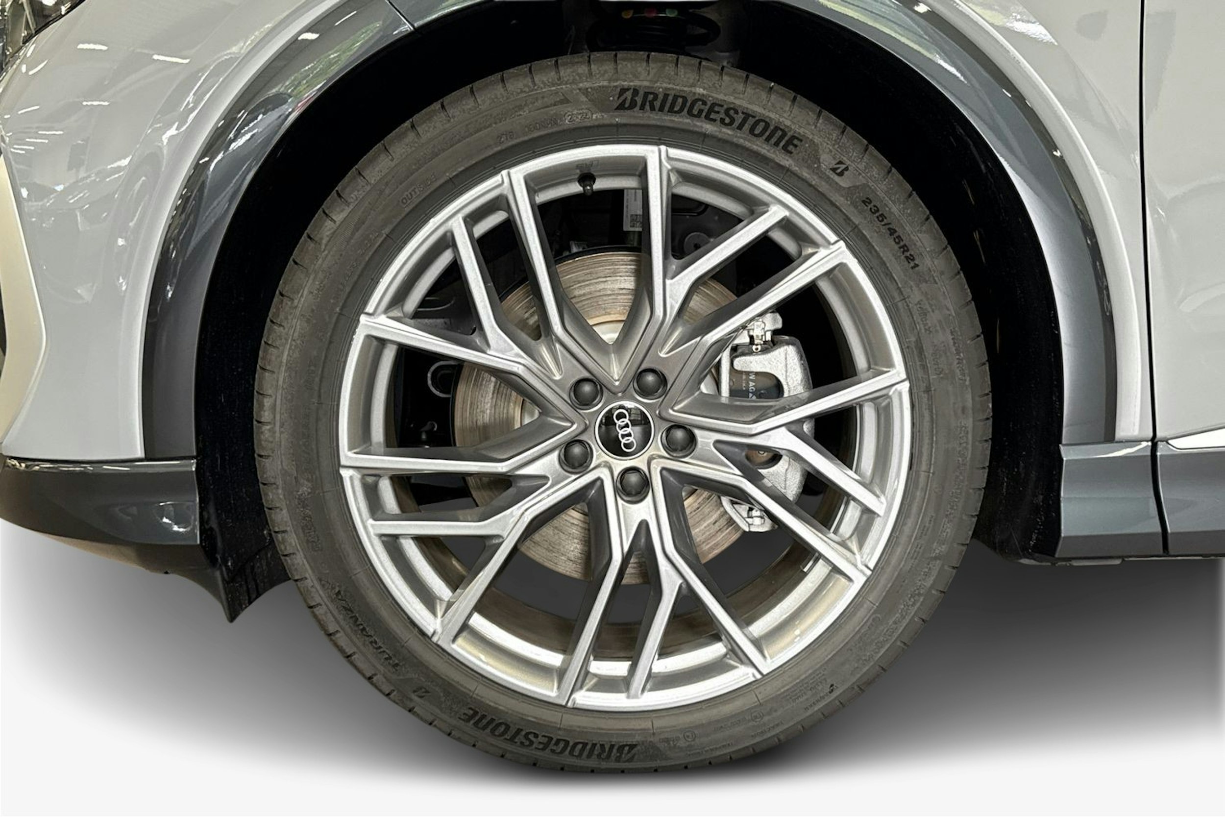 harmaa Audi Q4 e-tron 2025 kuva 9.
