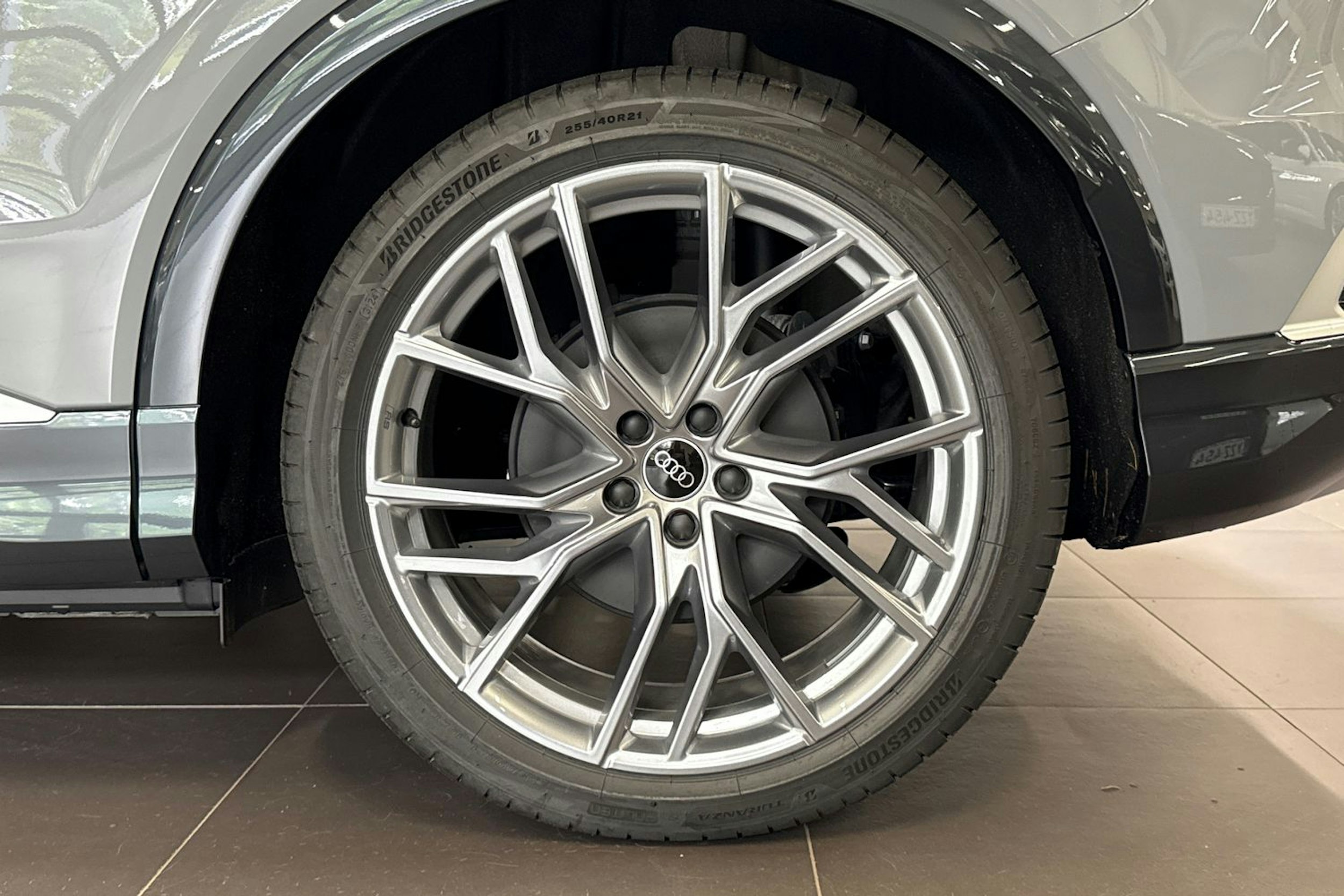 harmaa Audi Q4 e-tron 2025 kuva 10.