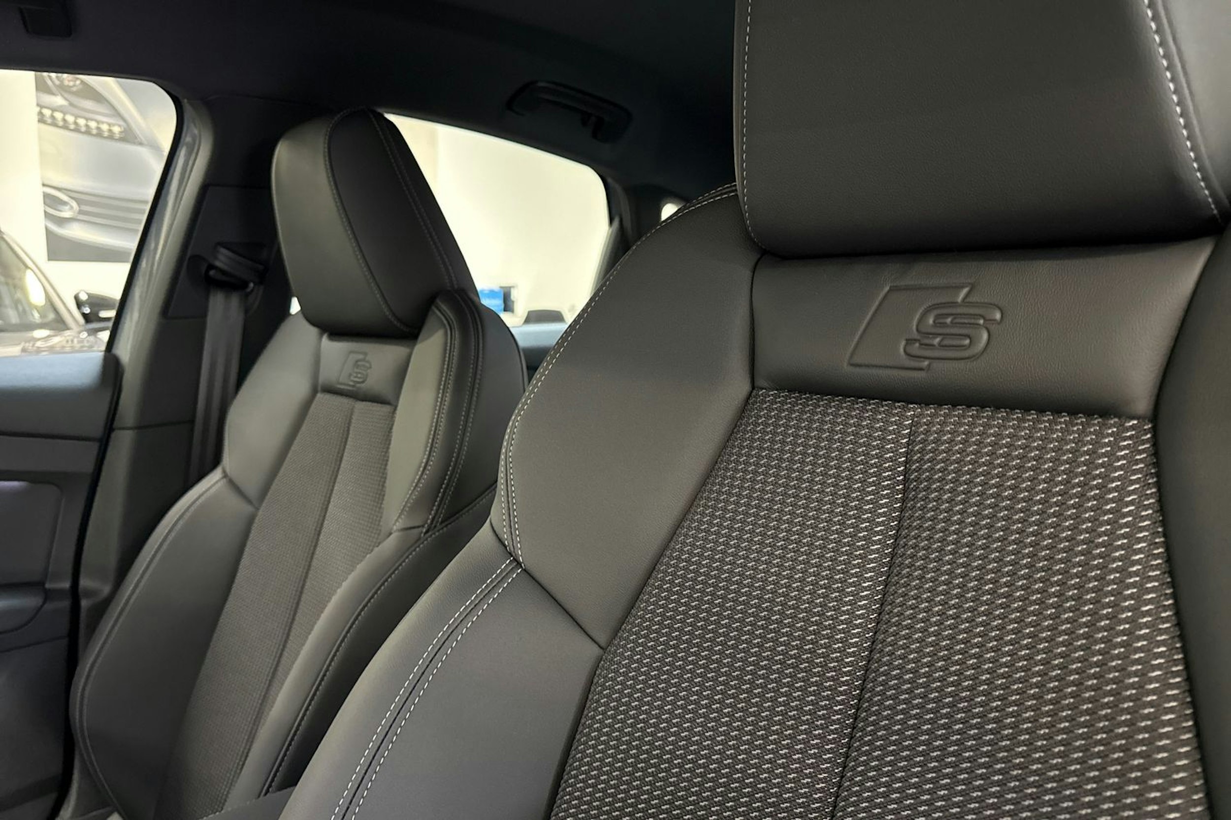 harmaa Audi Q4 e-tron 2025 kuva 13.