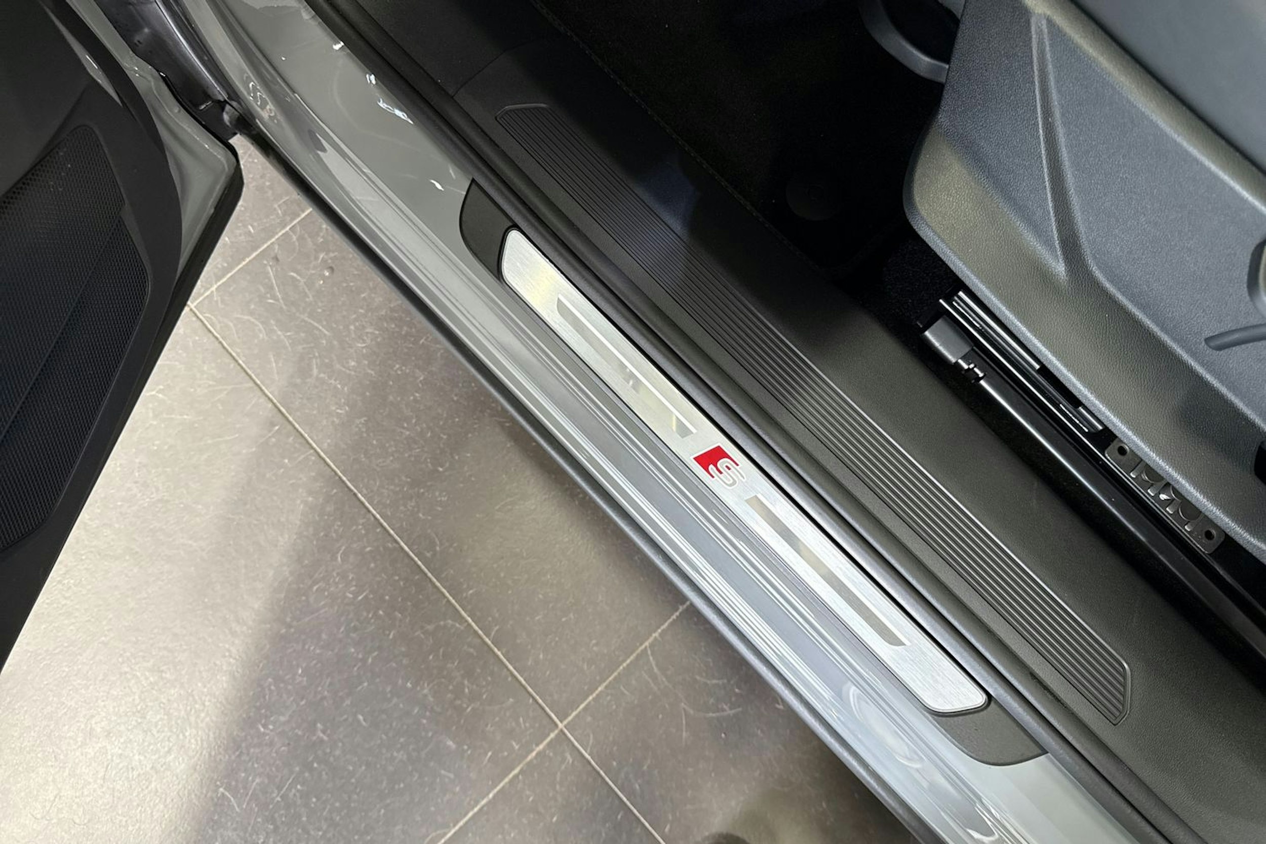 harmaa Audi Q4 e-tron 2025 kuva 14.