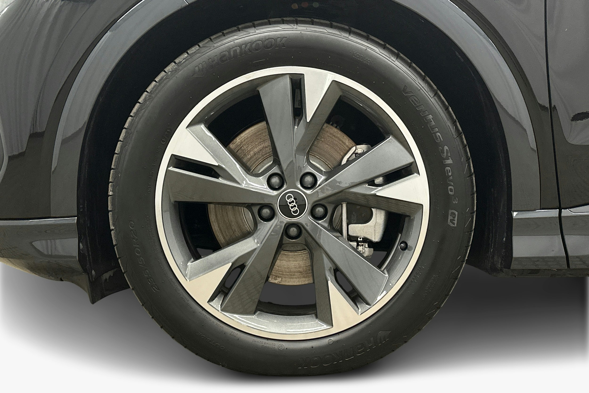 musta Audi Q4 e-tron 2025 kuva 11.