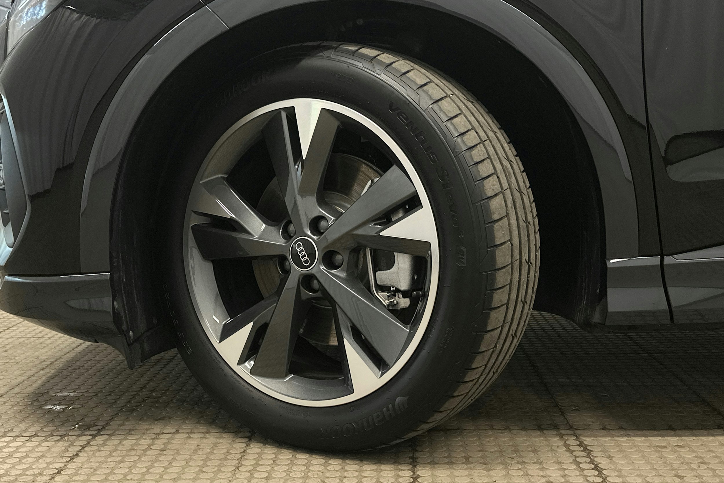 musta Audi Q4 e-tron 2025 kuva 12.