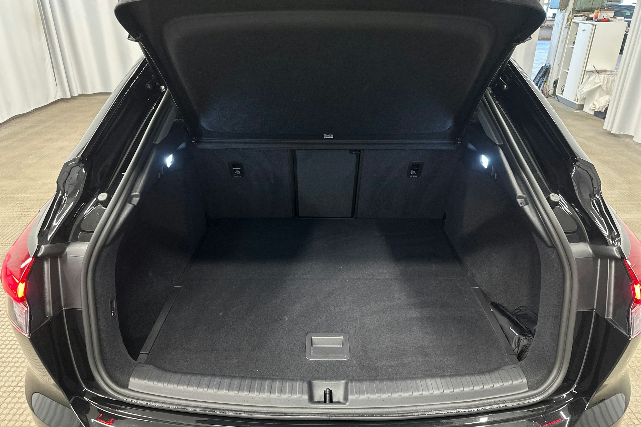 musta Audi Q4 e-tron 2025 kuva 13.