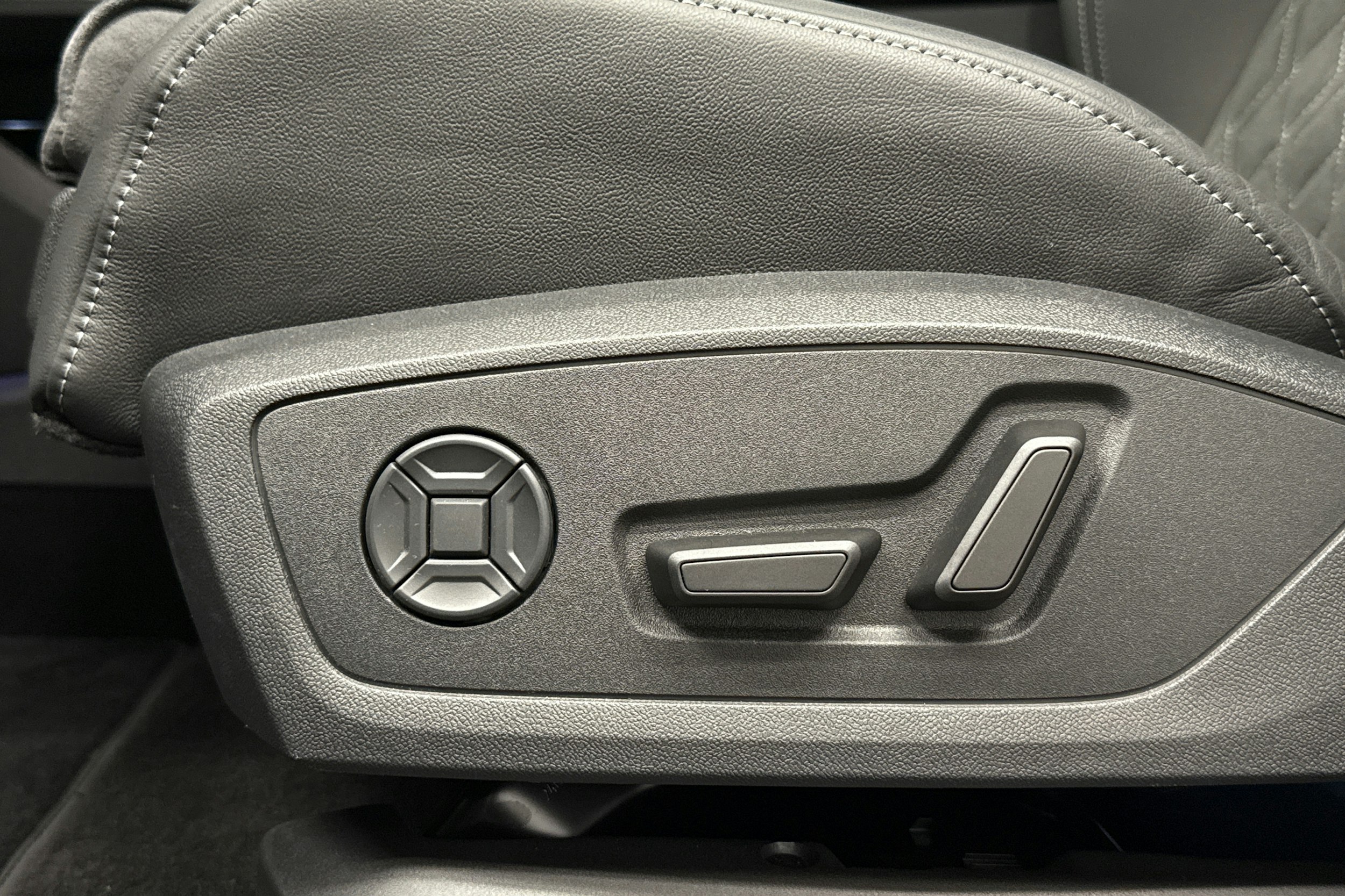 violetti Audi Q4 e-tron 2025 kuva 25.