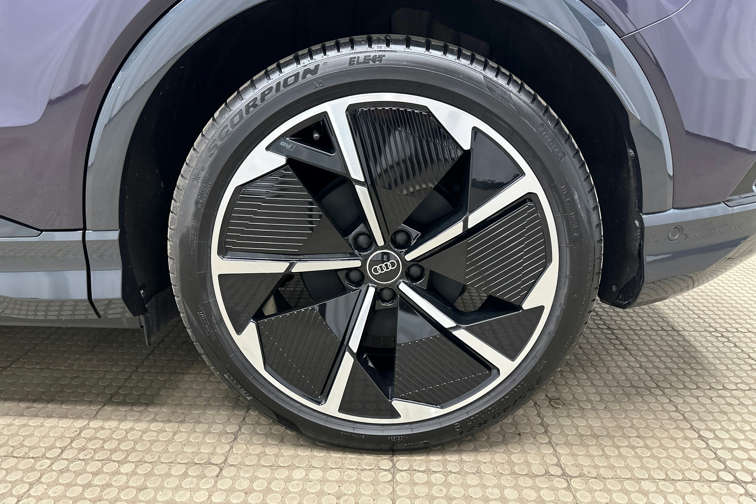 violetti Audi Q4 e-tron 2025 kuva 12.