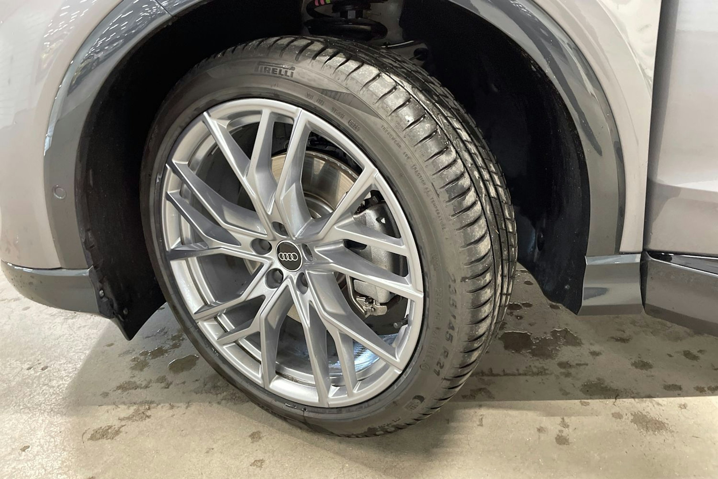 harmaa Audi Q4 e-tron 2025 kuva 12.