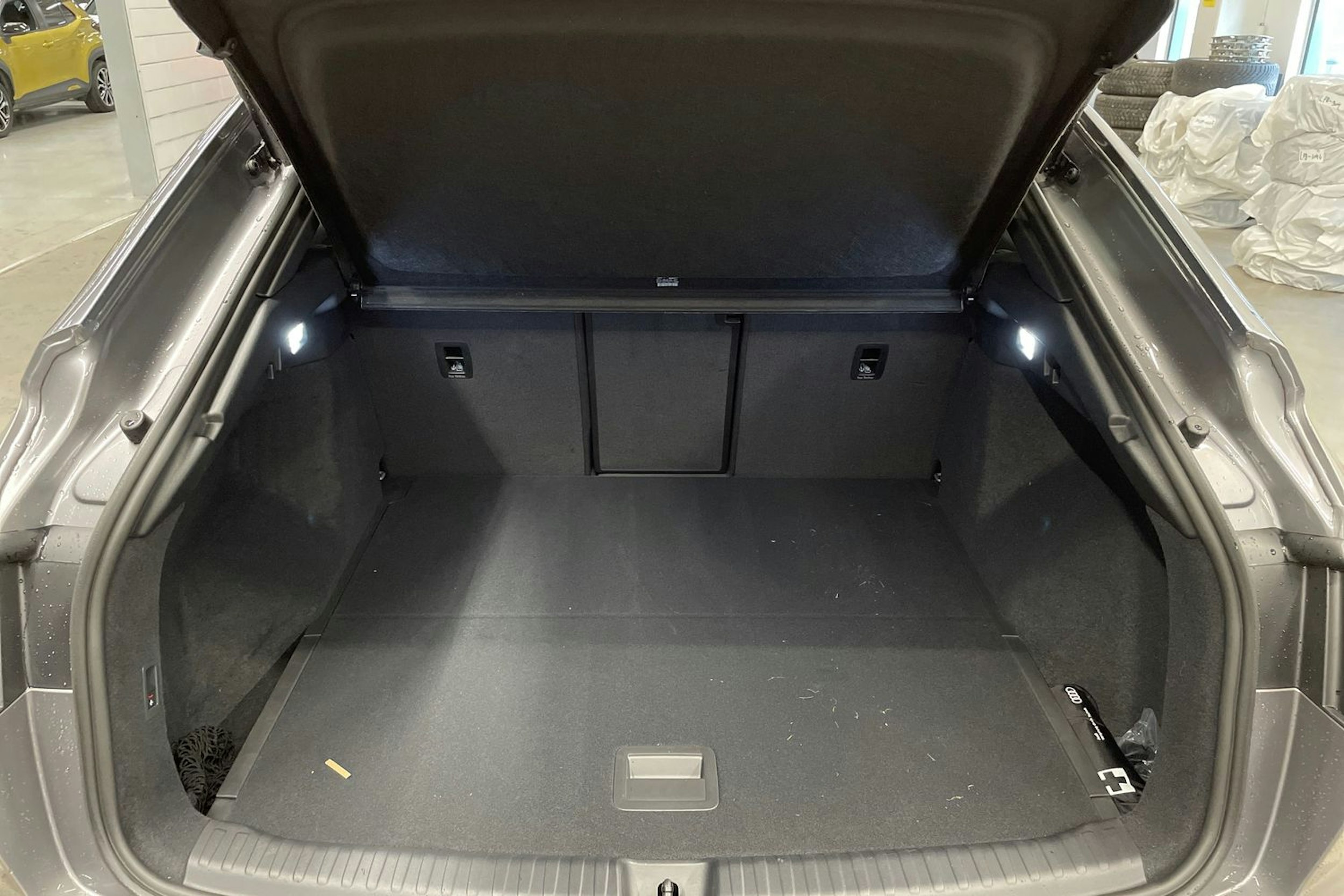 harmaa Audi Q4 e-tron 2025 kuva 13.