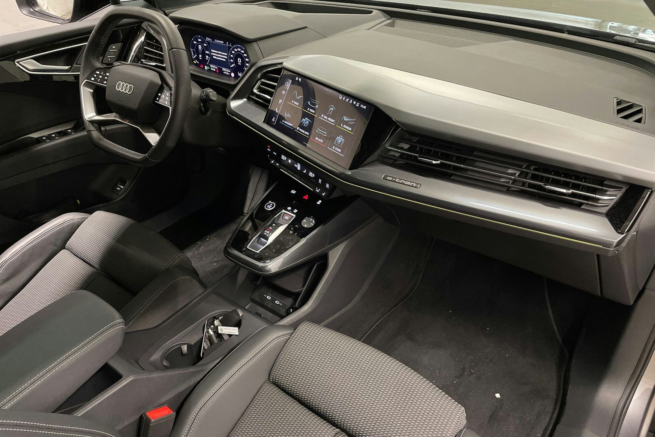 harmaa Audi Q4 e-tron 2025 kuva 29.