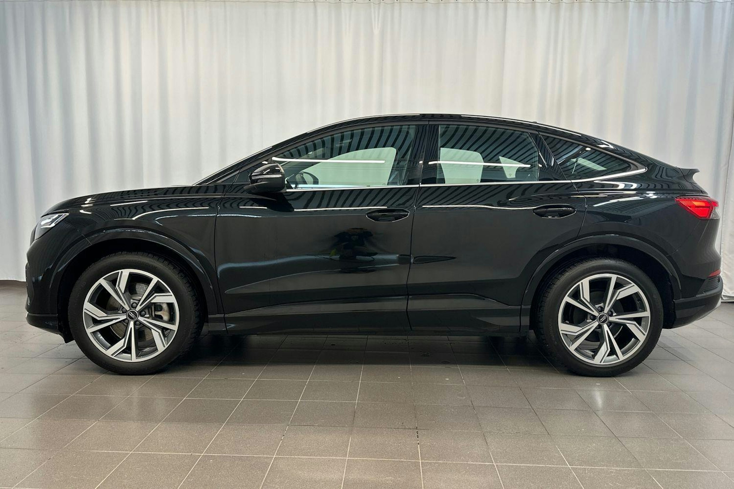 mythos musta Audi Q4 e-tron 2025 kuva 24.