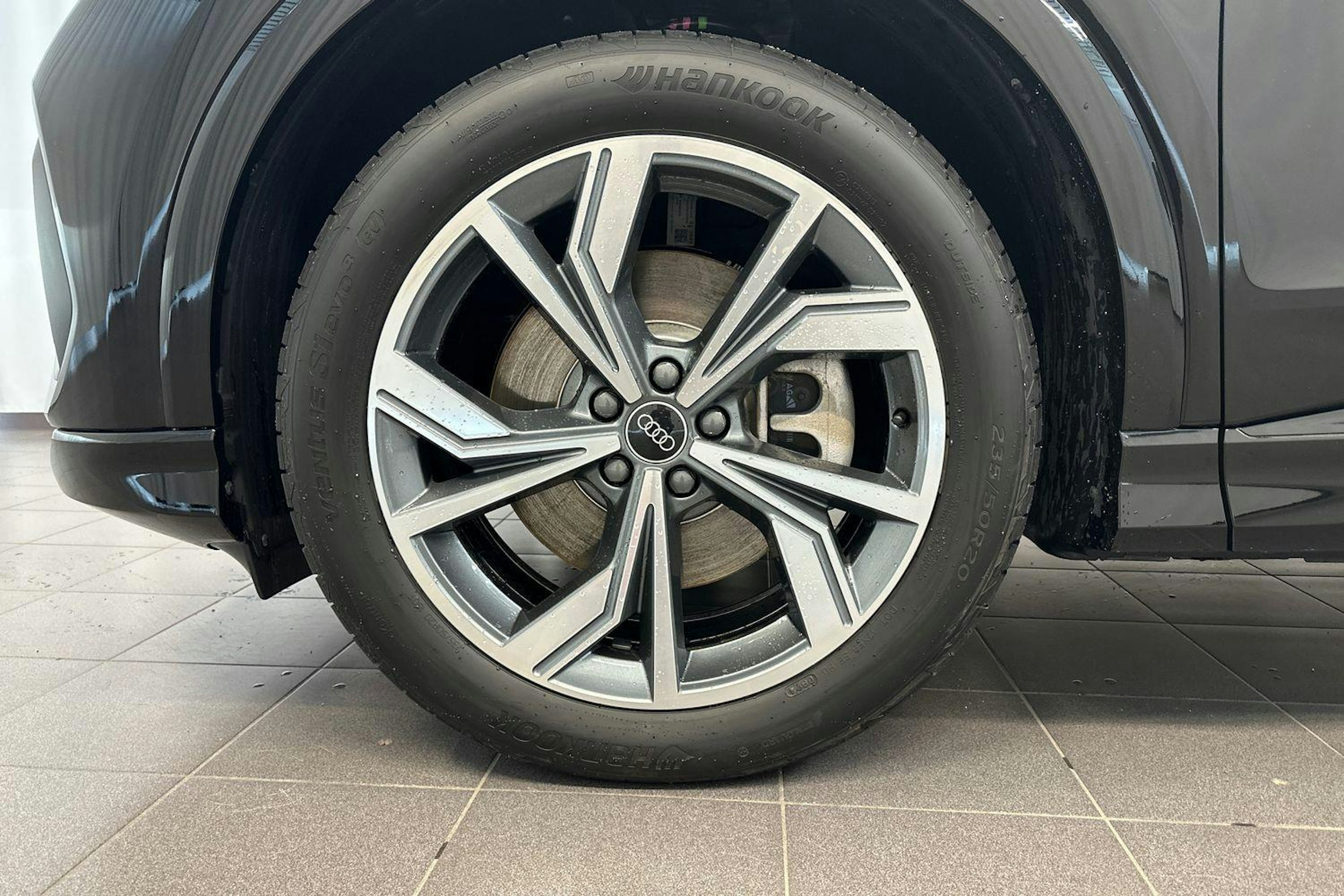 mythos musta Audi Q4 e-tron 2025 kuva 25.