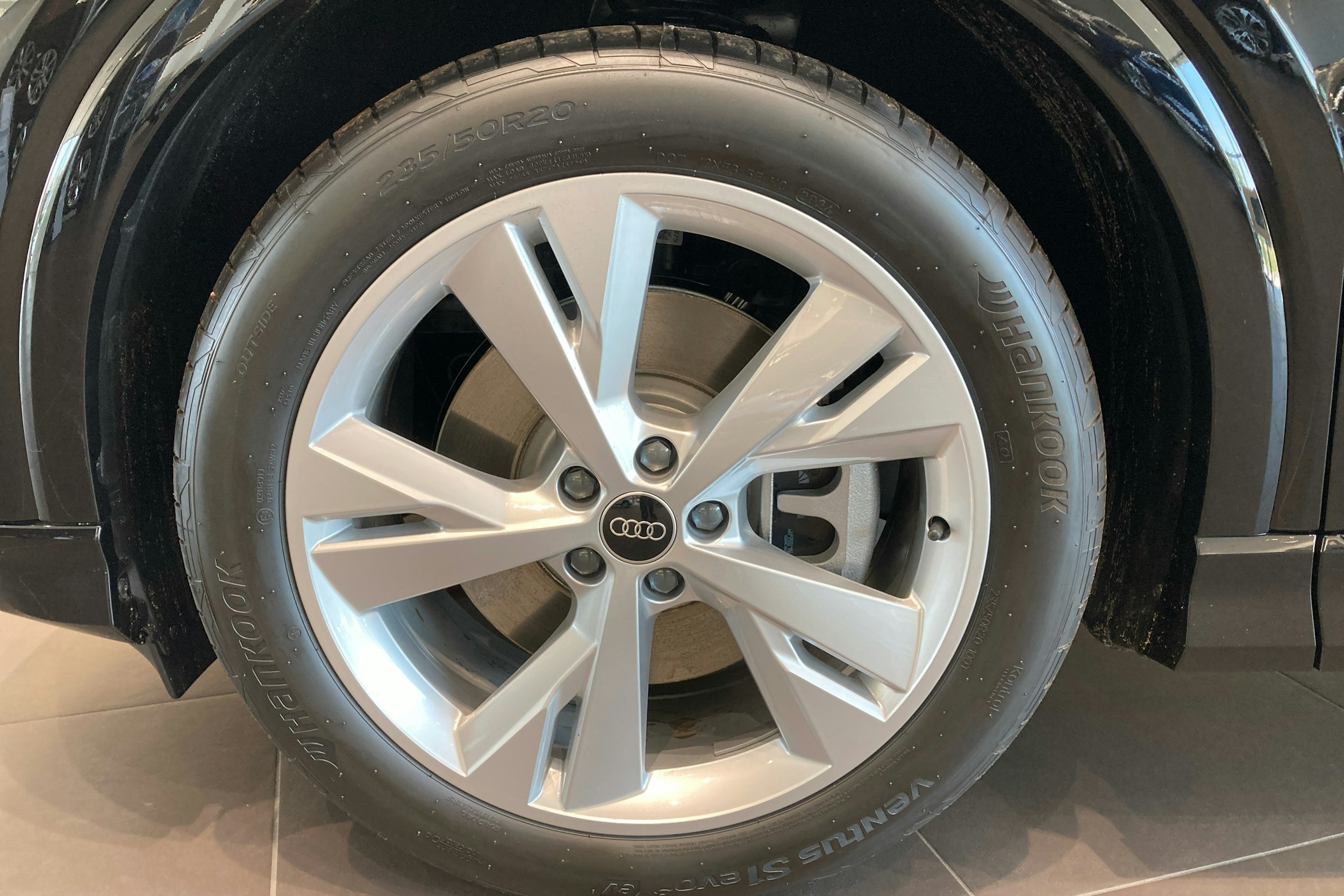 musta Audi Q4 e-tron 2025 kuva 9.