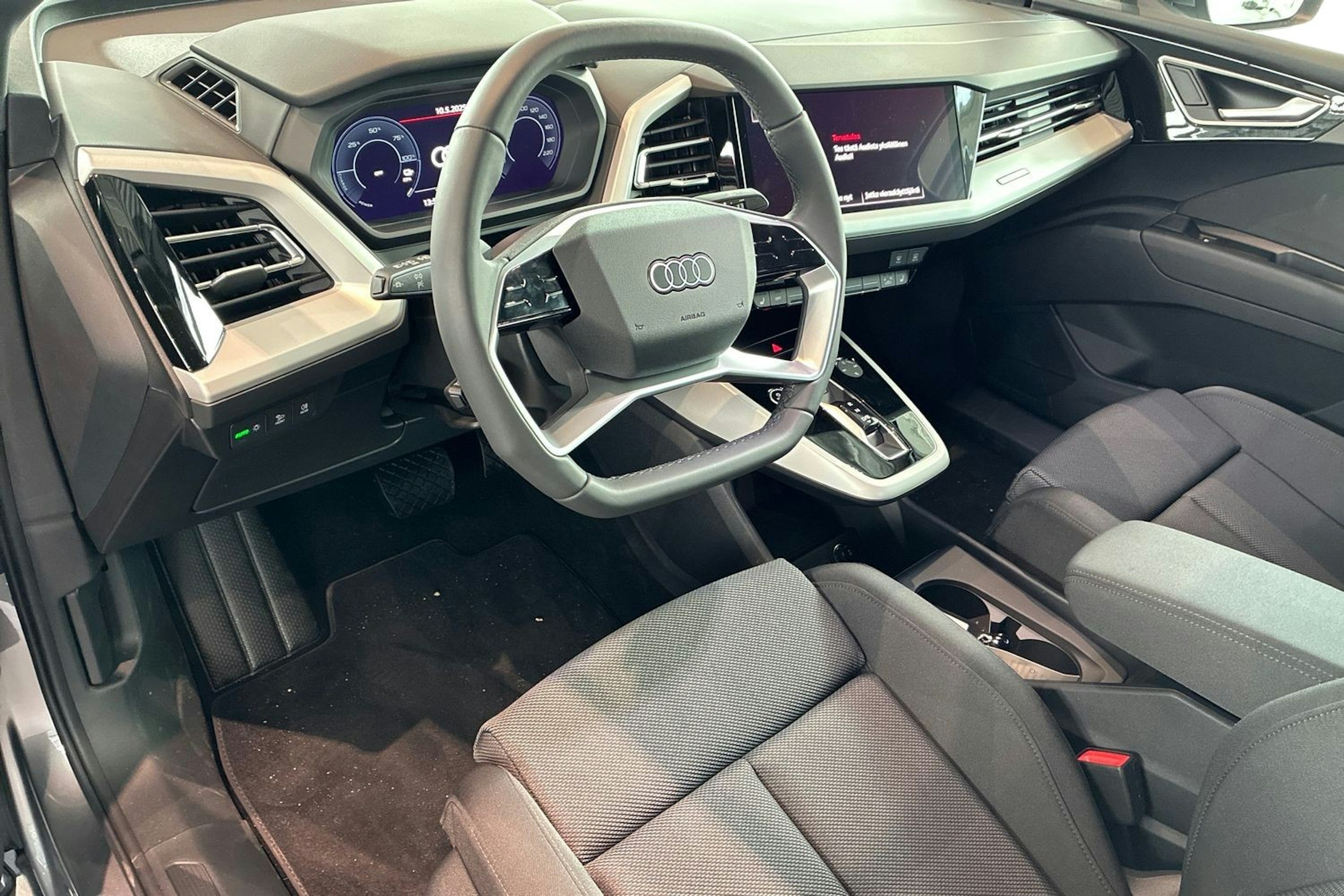 harmaa Audi Q4 e-tron 2025 kuva 6.