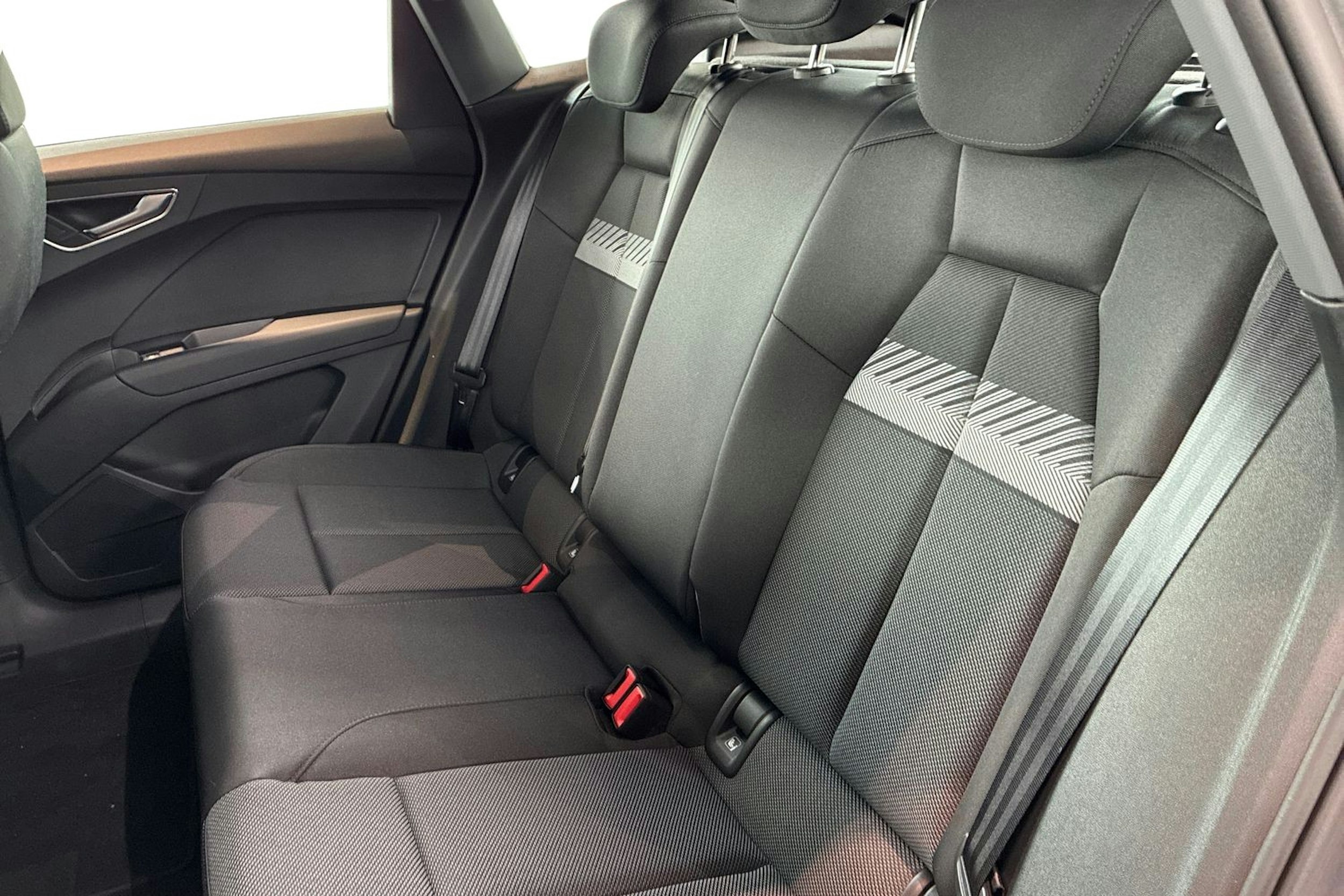harmaa Audi Q4 e-tron 2025 kuva 8.