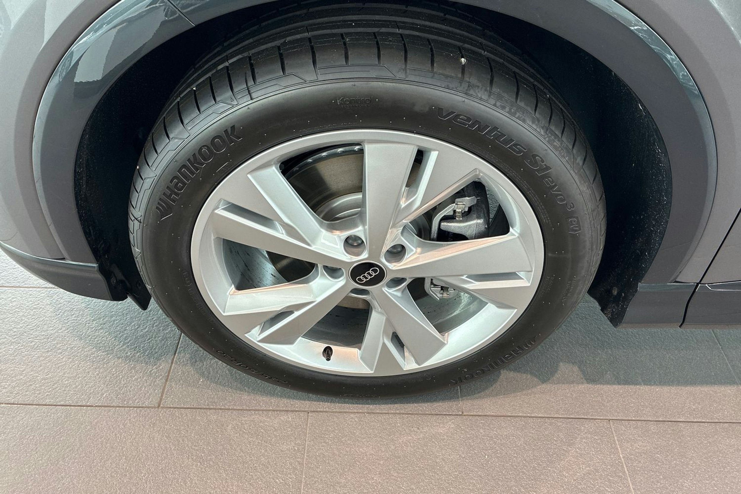 harmaa Audi Q4 e-tron 2025 kuva 10.